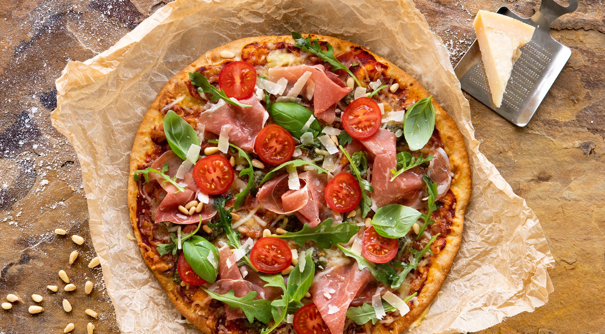 Pizza med spekeskinke og parmesan