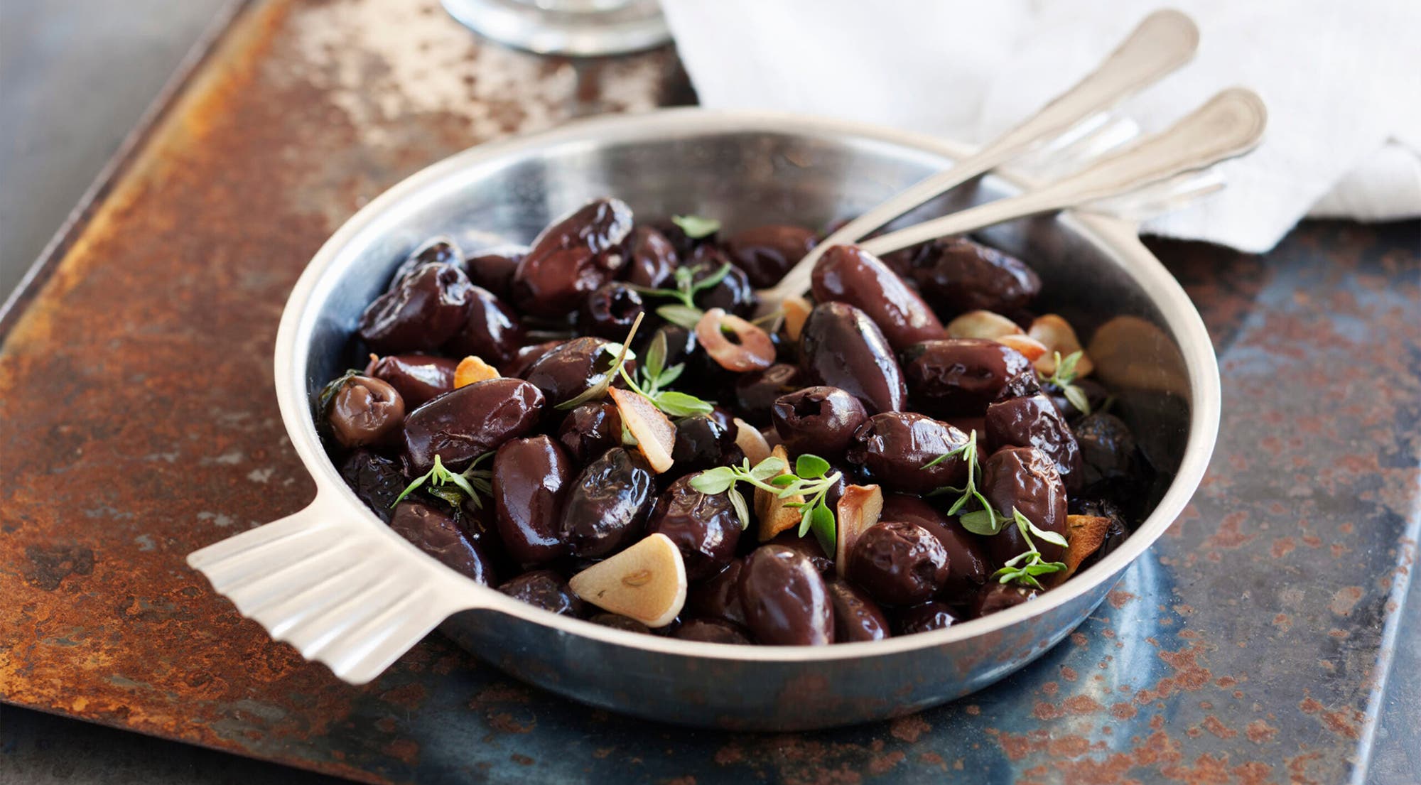 Varme oliven med hvitløk og oregano