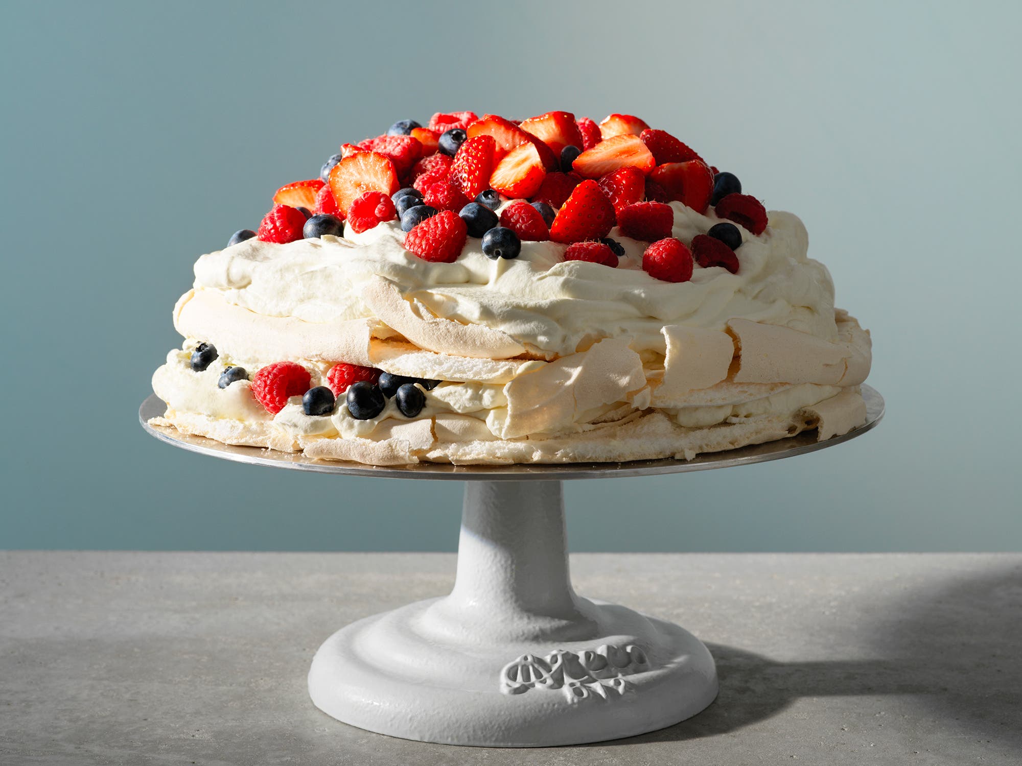 Pavlova med lemon curd krem og friske bær