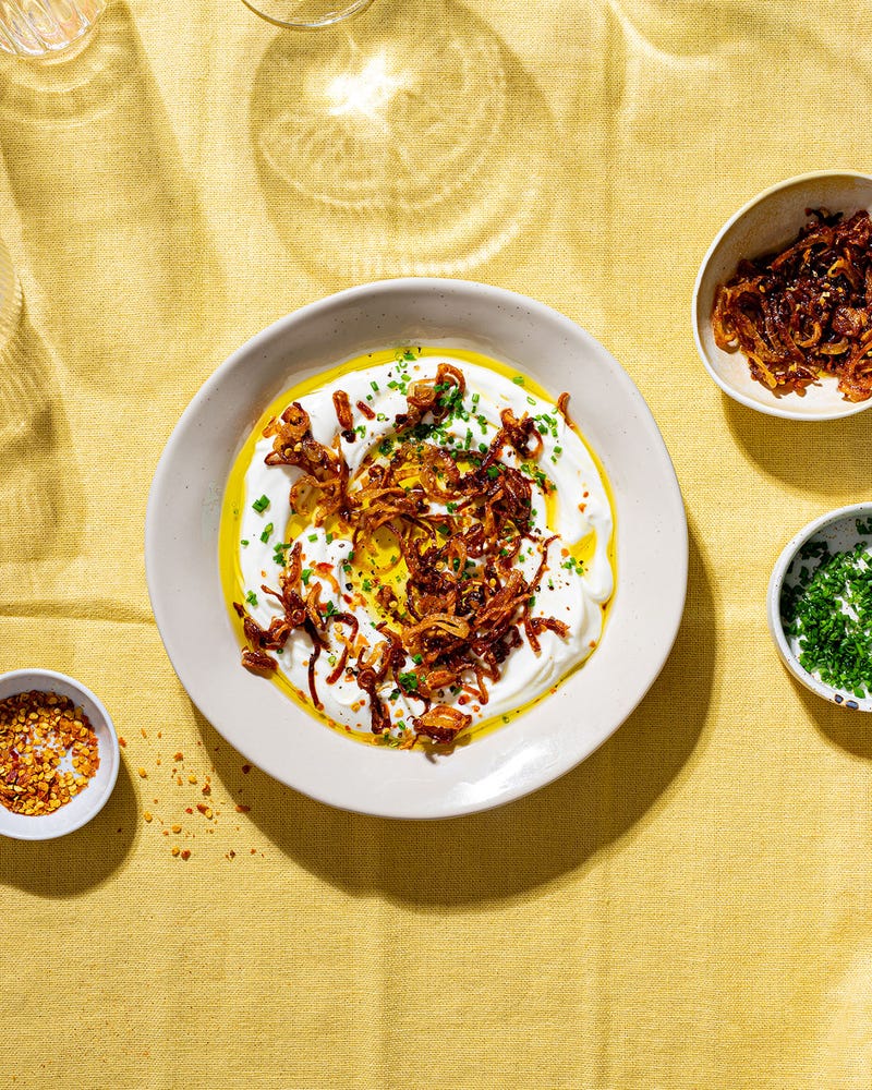 Yoghurt-dipp med sprø løk