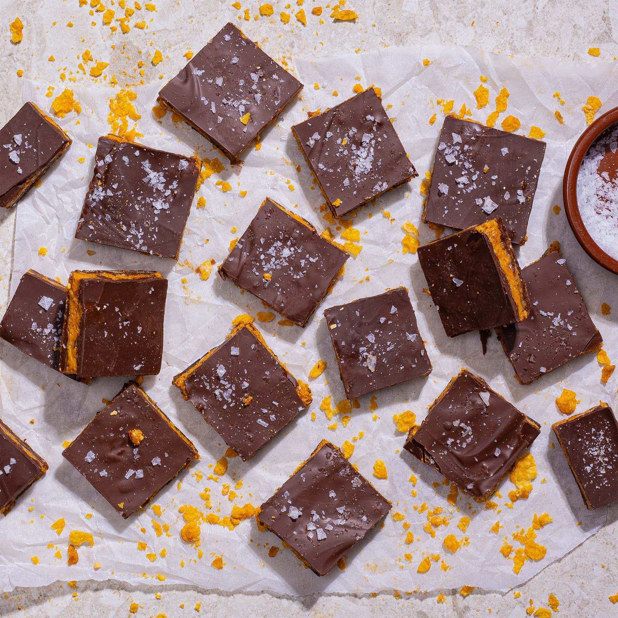 Sprø daddelbark med cornflakes