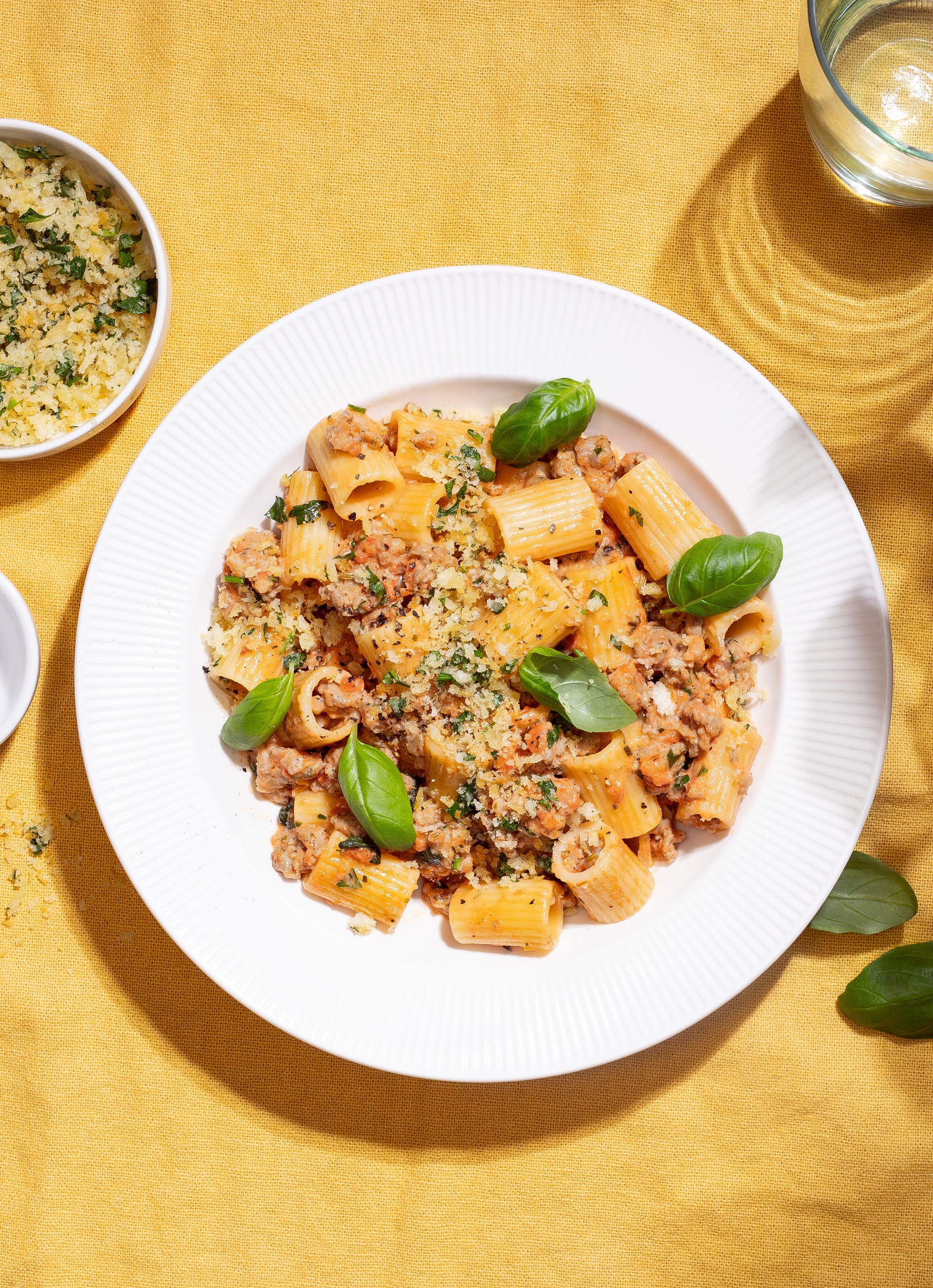 Kremet pølse-rigatoni med sprø panko og parmesan