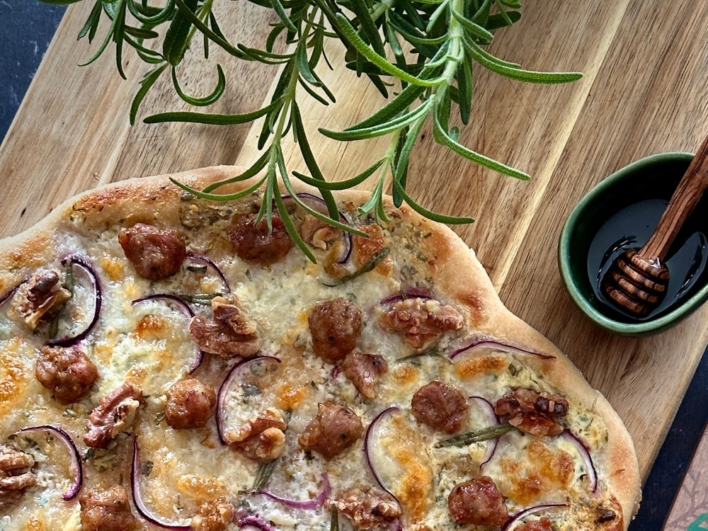 Hvit Pizza med Sinsenkrysset salsicciapølse, valnøtter og honning