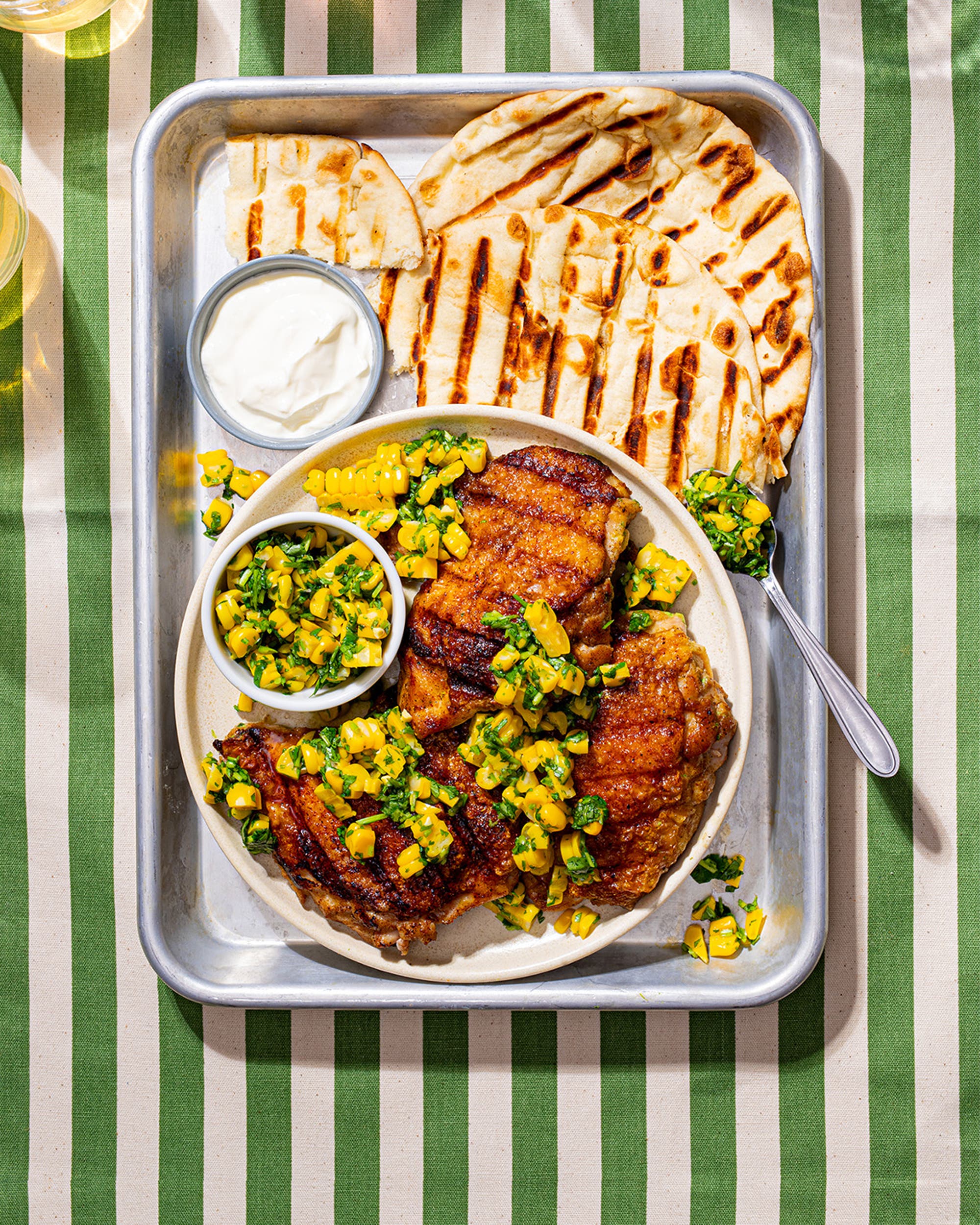 Grillet kylling med mais-salsa og pitabrød