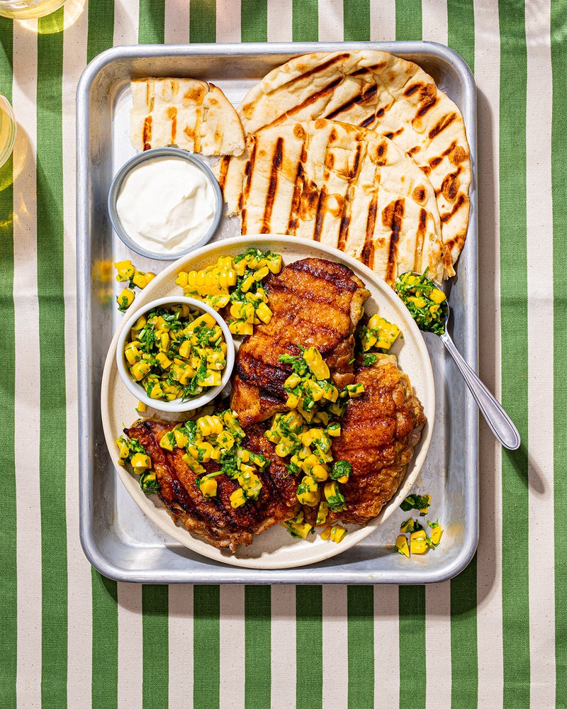 Grillet kylling med mais-salsa og pitabrød