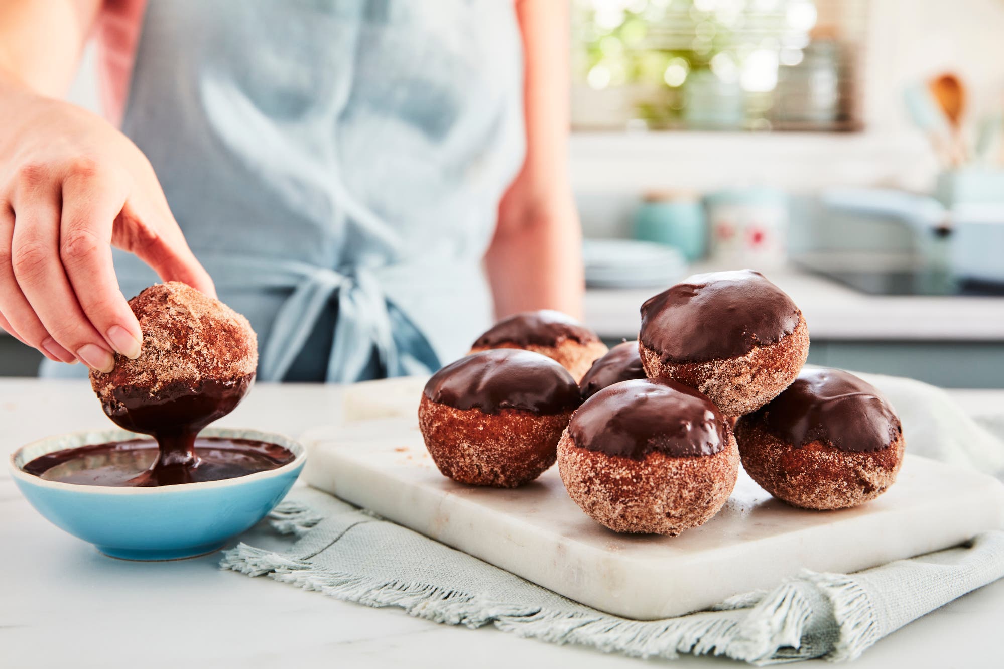 Banandonuts dyppet i mørk sjokolade
