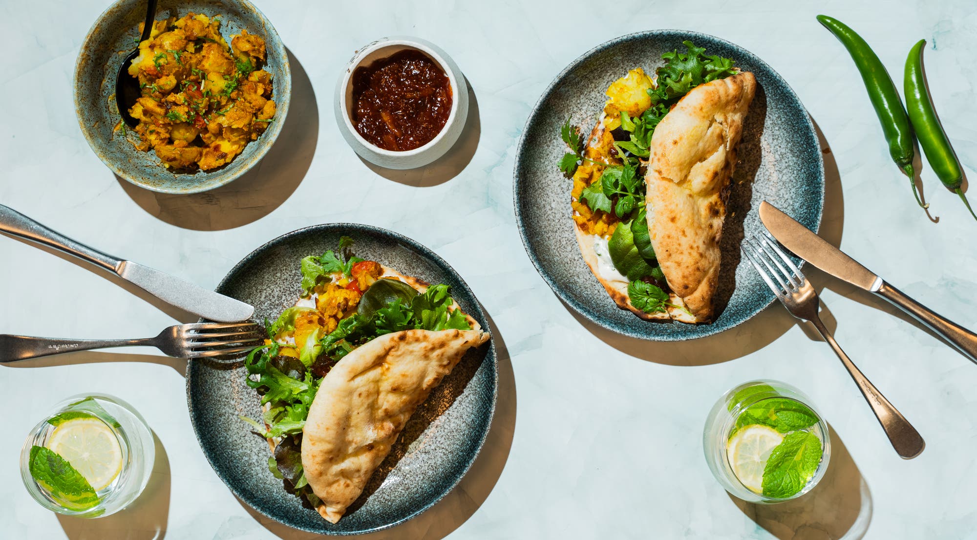 Naan fylt med potetcurry og mangochutney
