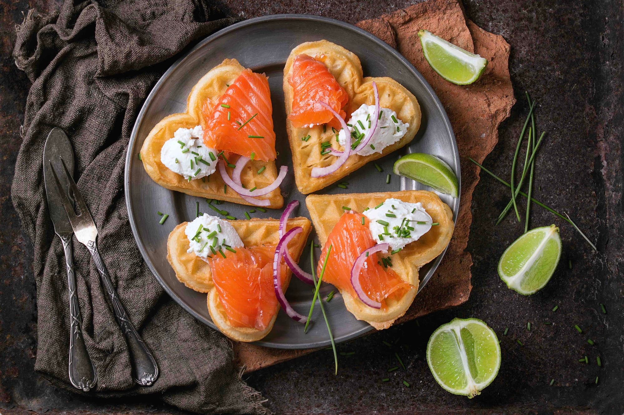 Vafler med kremost og røkt laks - storforpakning vaffelrøre