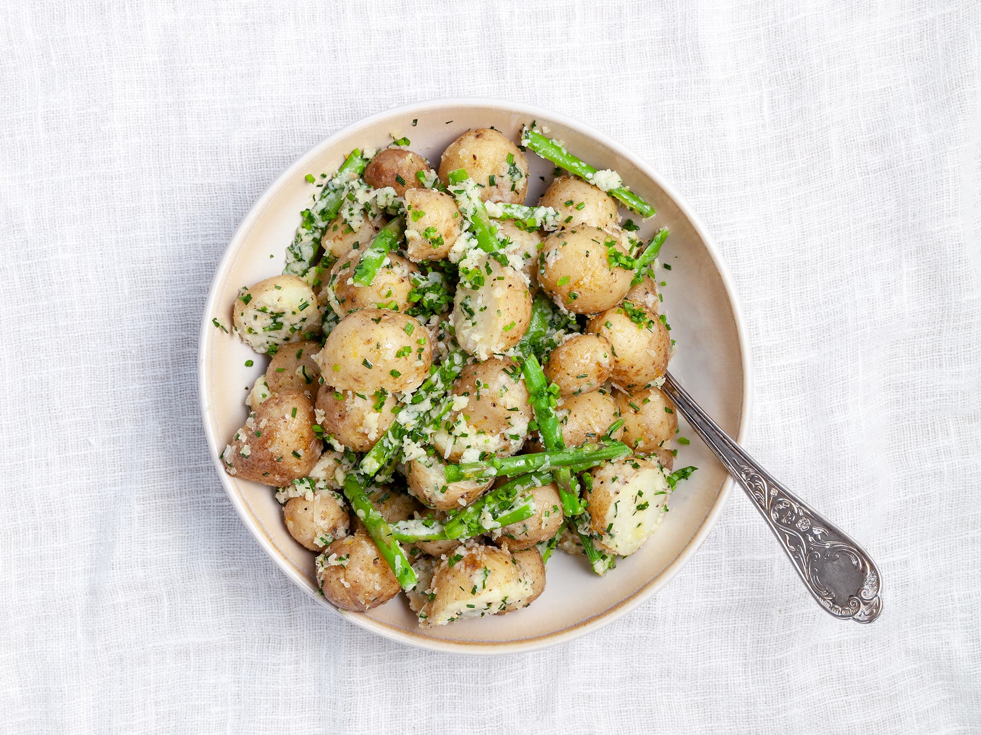 Parmesanpoteter med gressløk og sukkererter