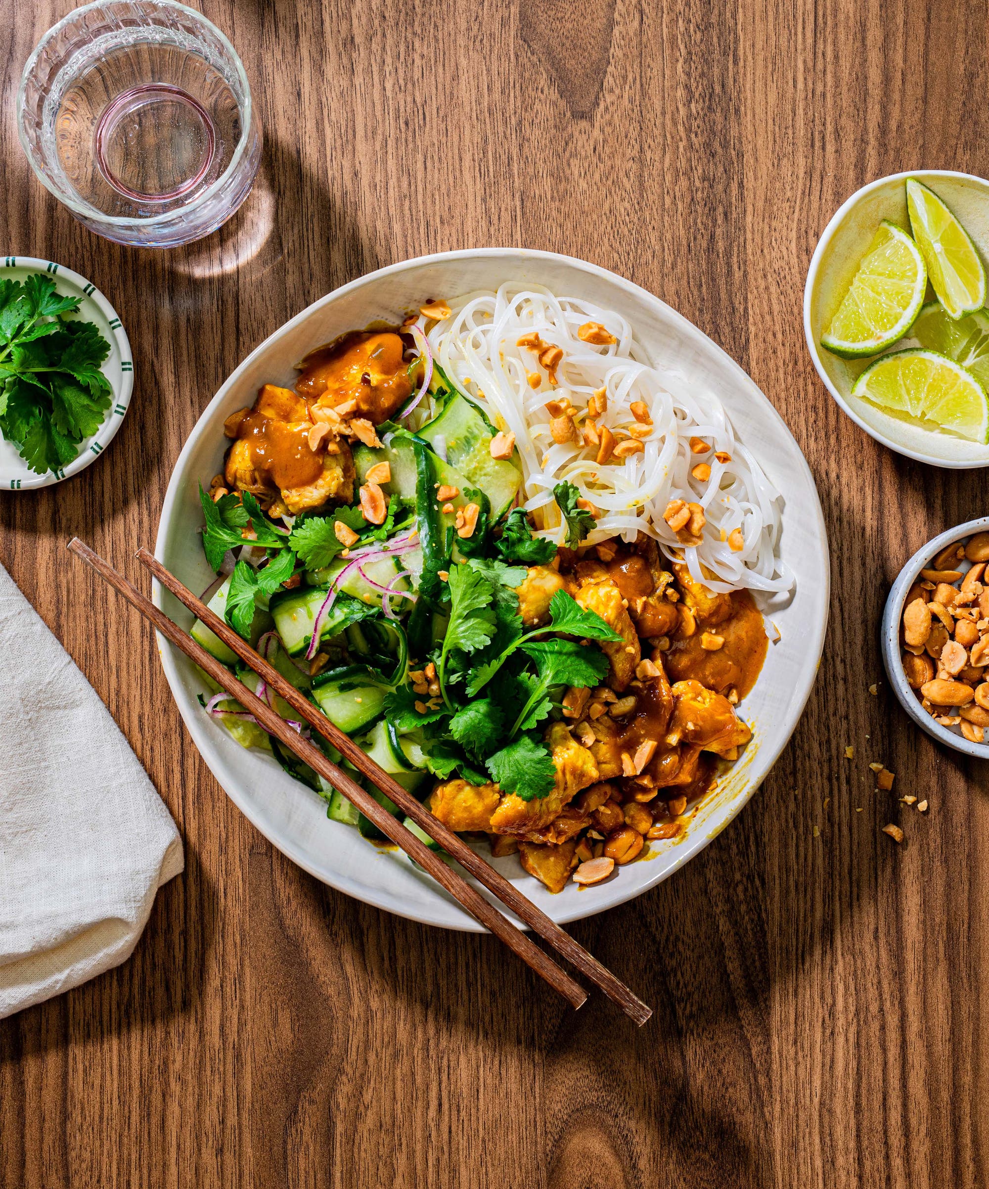 Kylling satay med risnudler og agurksalat