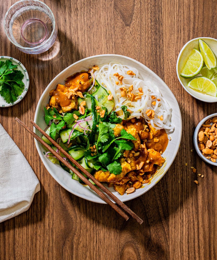 Kylling satay med risnudler og agurksalat