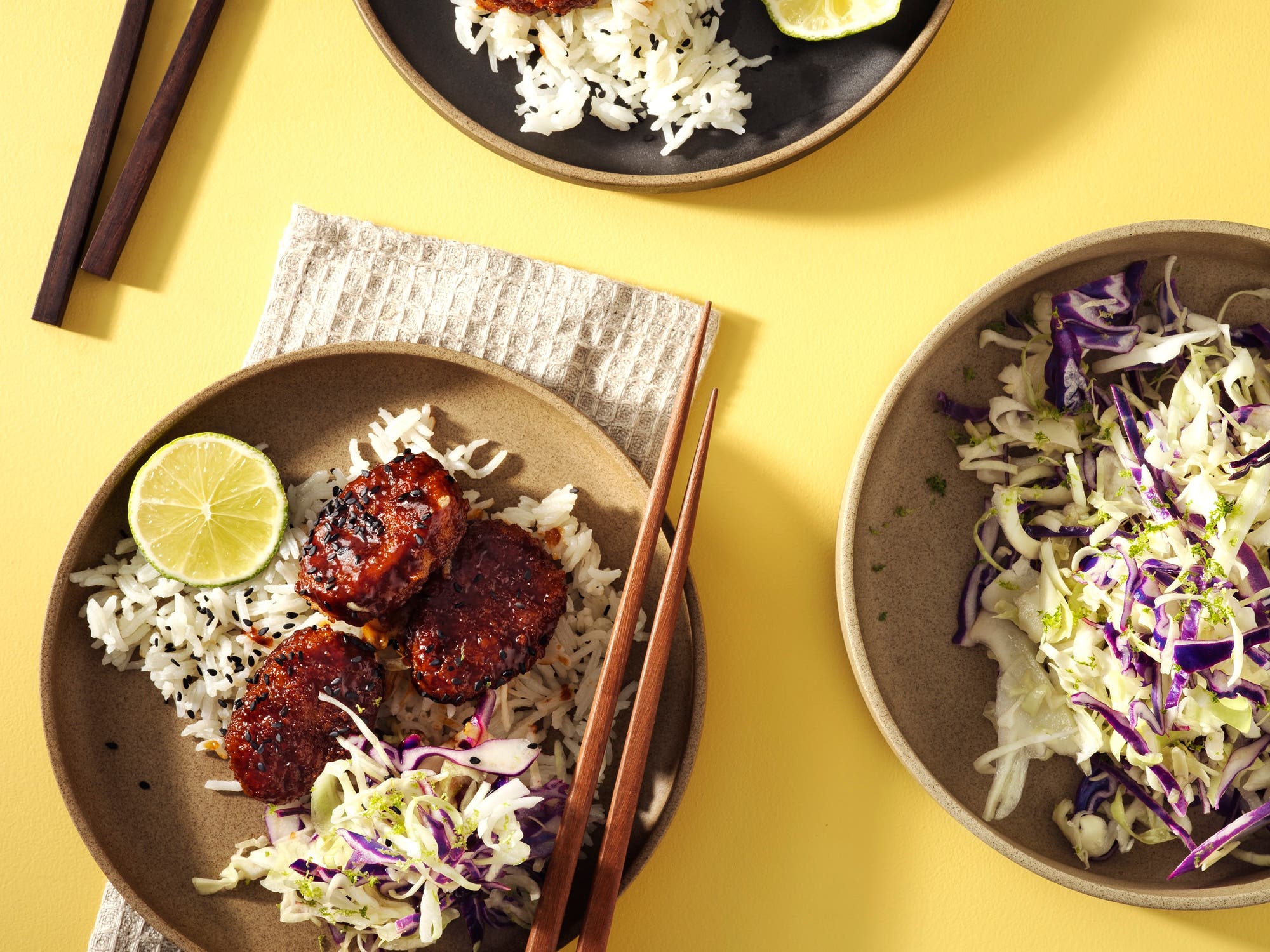 Nuggets med ris og kålsalat