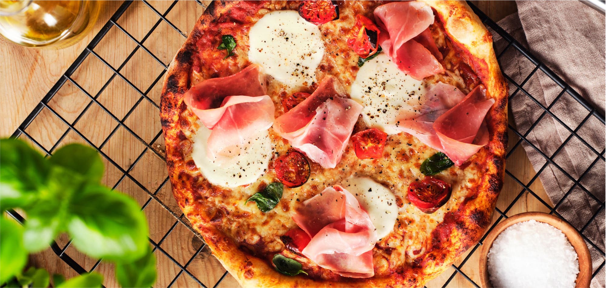 Pizza med renskåret spekeskinke