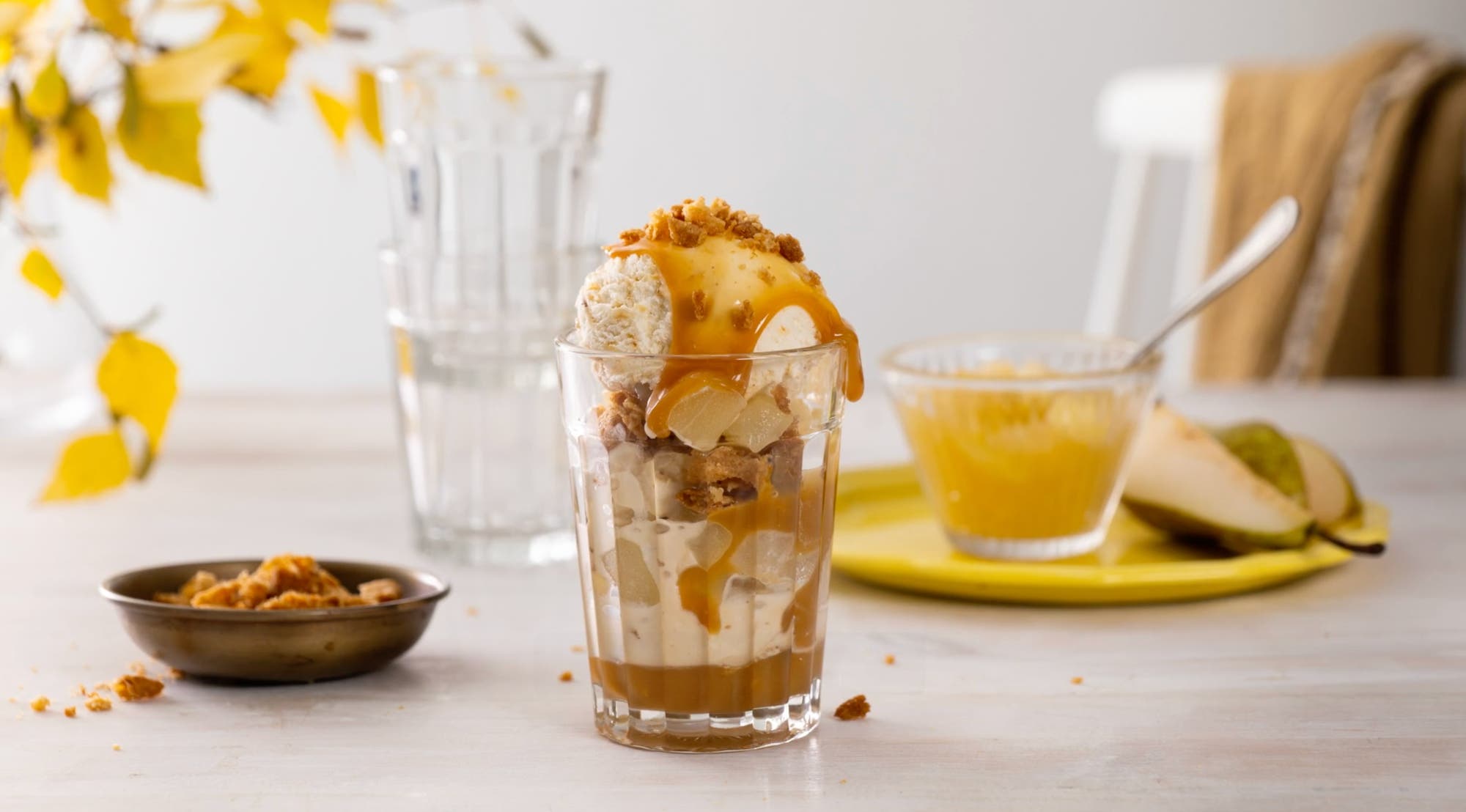 Enkel dessert med is og pære
