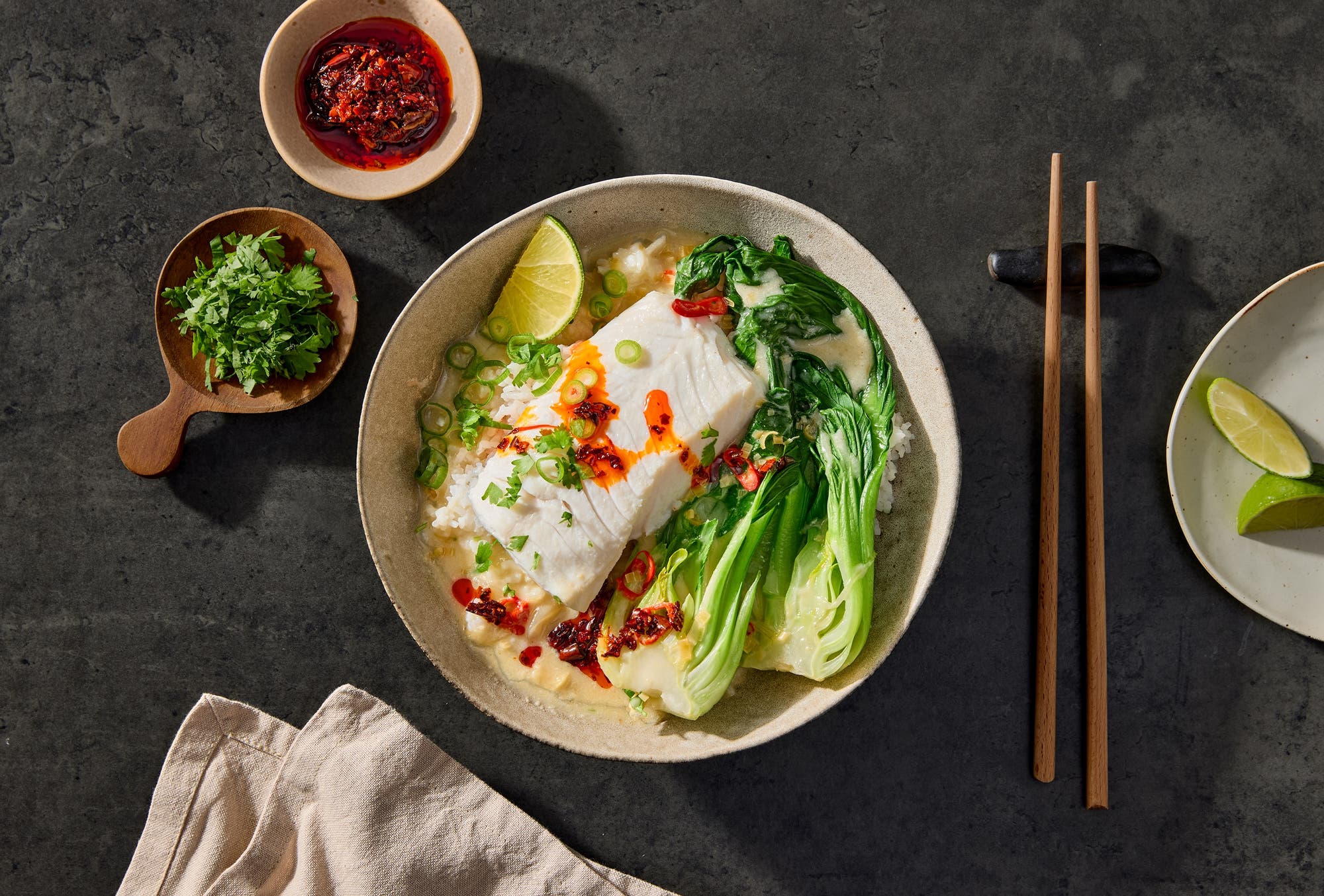 Thai-posjert torsk i kokosmelk med ris og pak choi