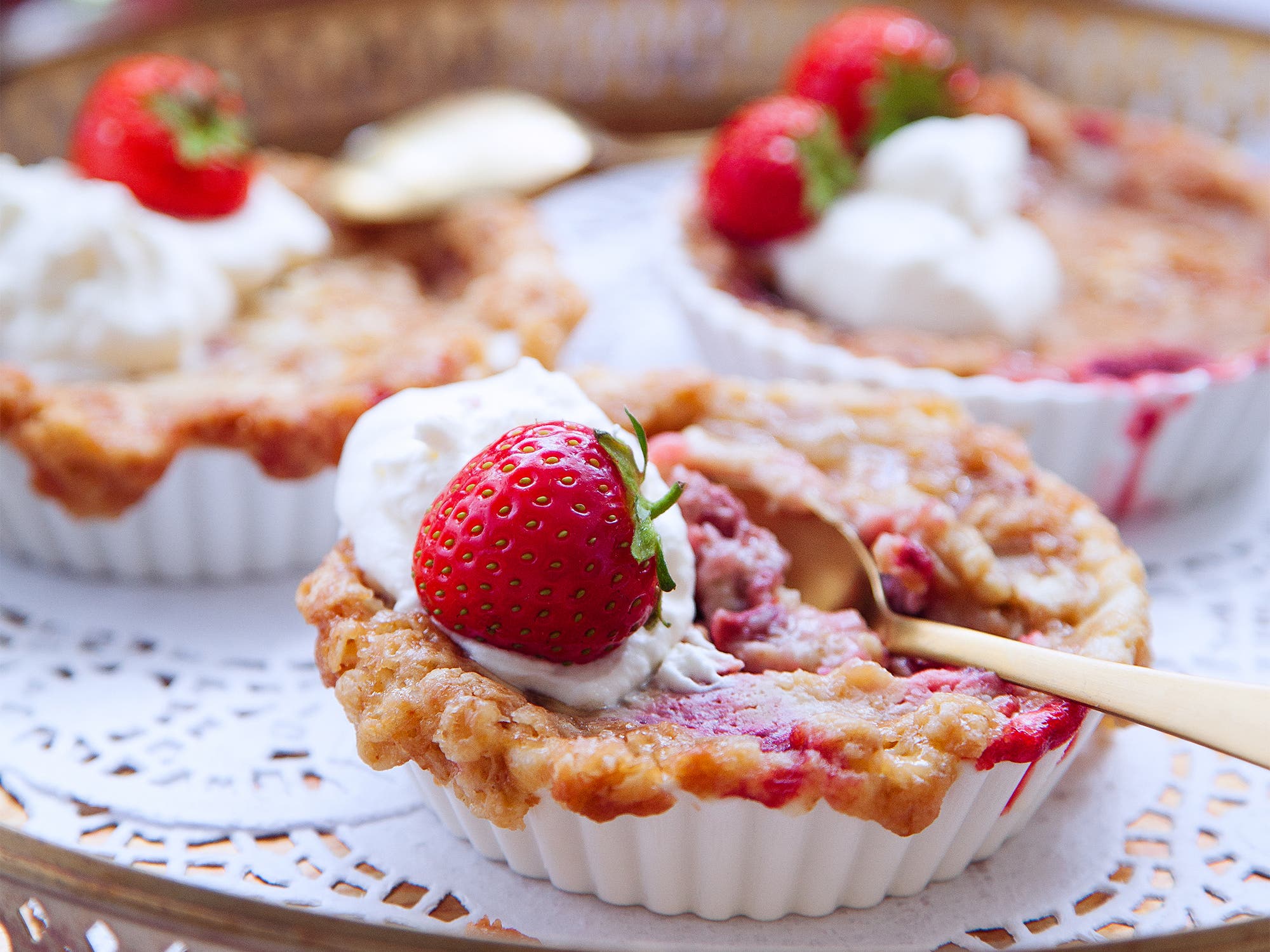 Rabarbra- og jordbærpai