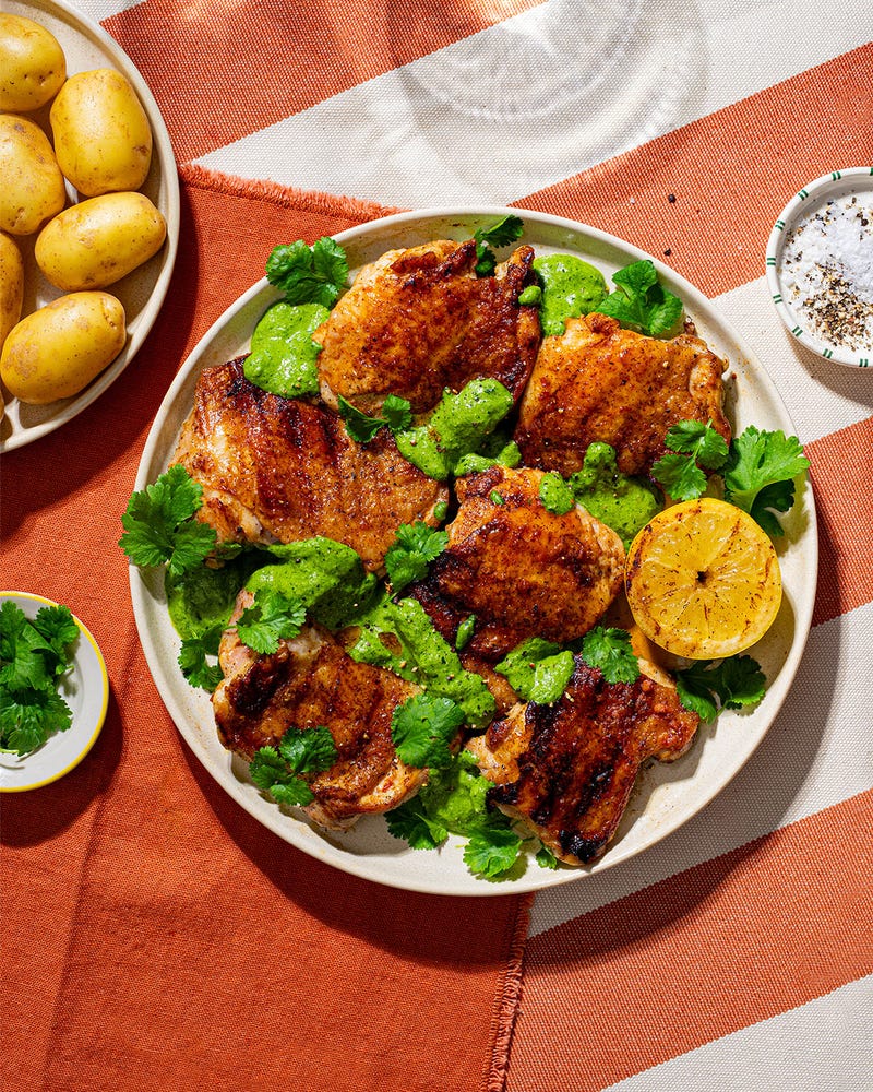 Grillet kylling med ruccola–rømmedressing og poteter