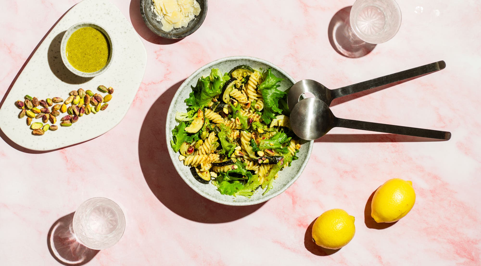 Pastasalat med ovnsbakt squash og pestodressing