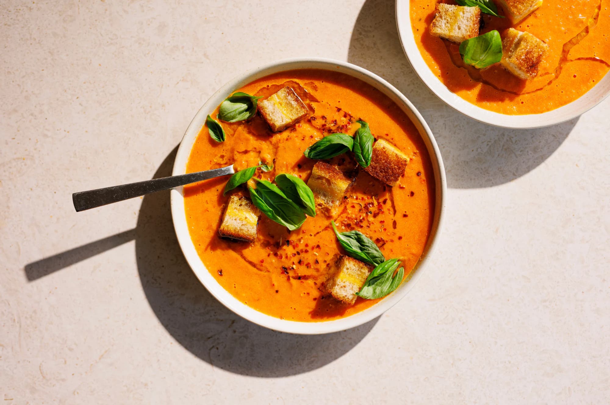 Rask tomatsuppe med ostekrutonger