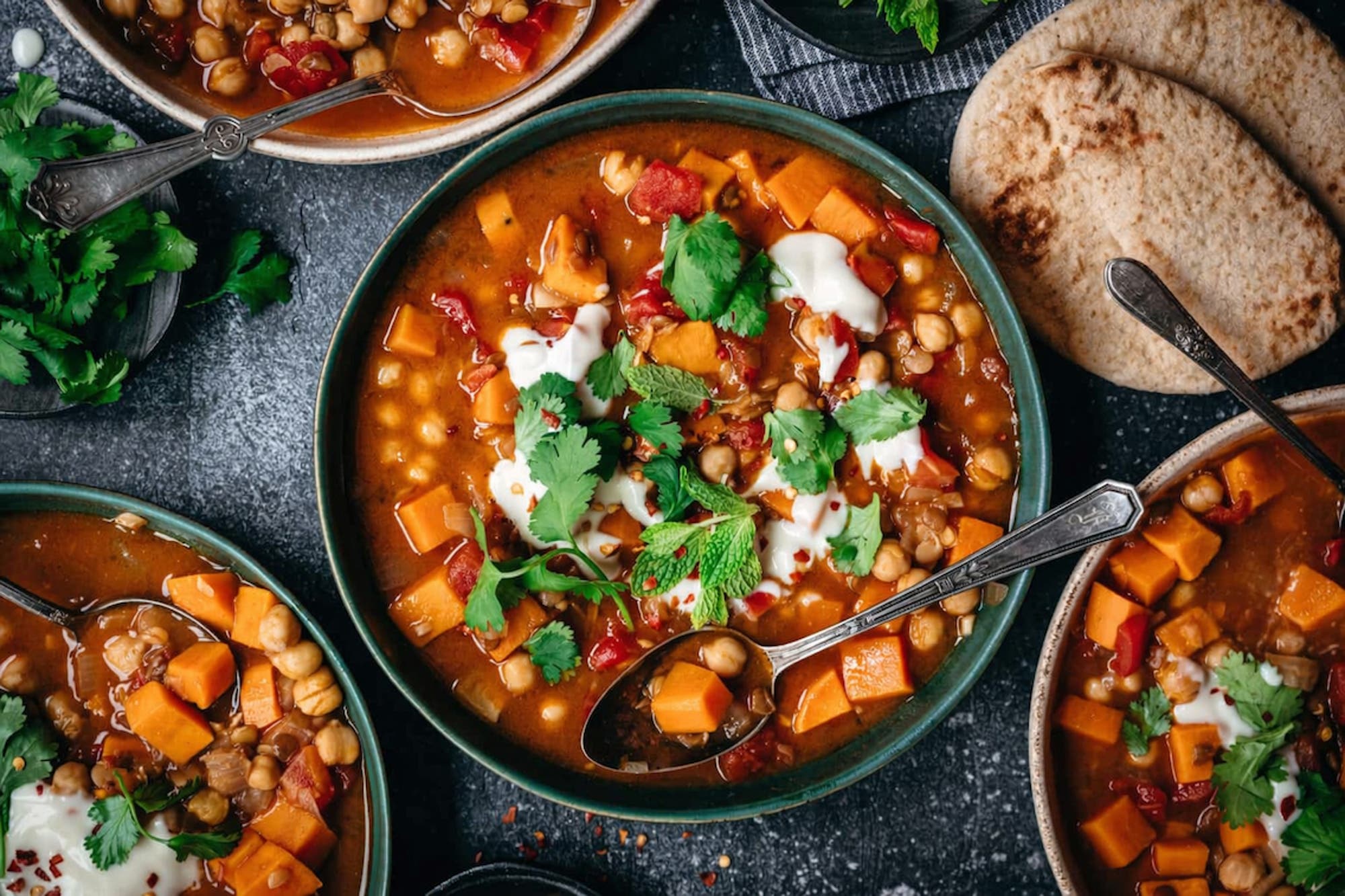 Marokkansk kyllingsuppe med gresk yoghurt & pitabrød