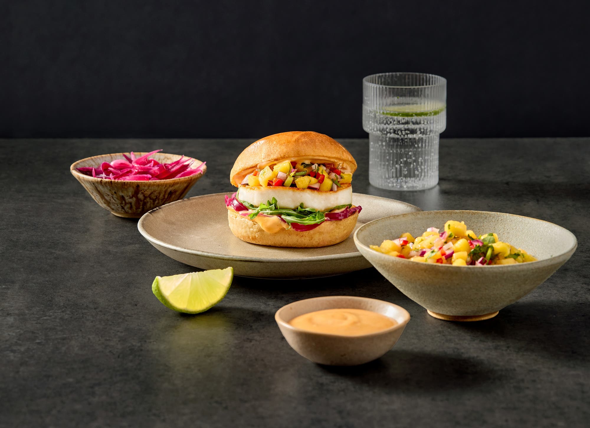 Torskeburger med mangosalsa og syltet rødløk