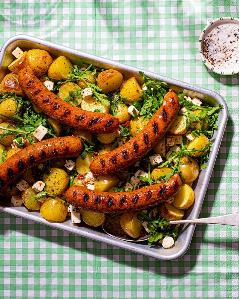 Grillet pølse med småpotetsalat og ruccola