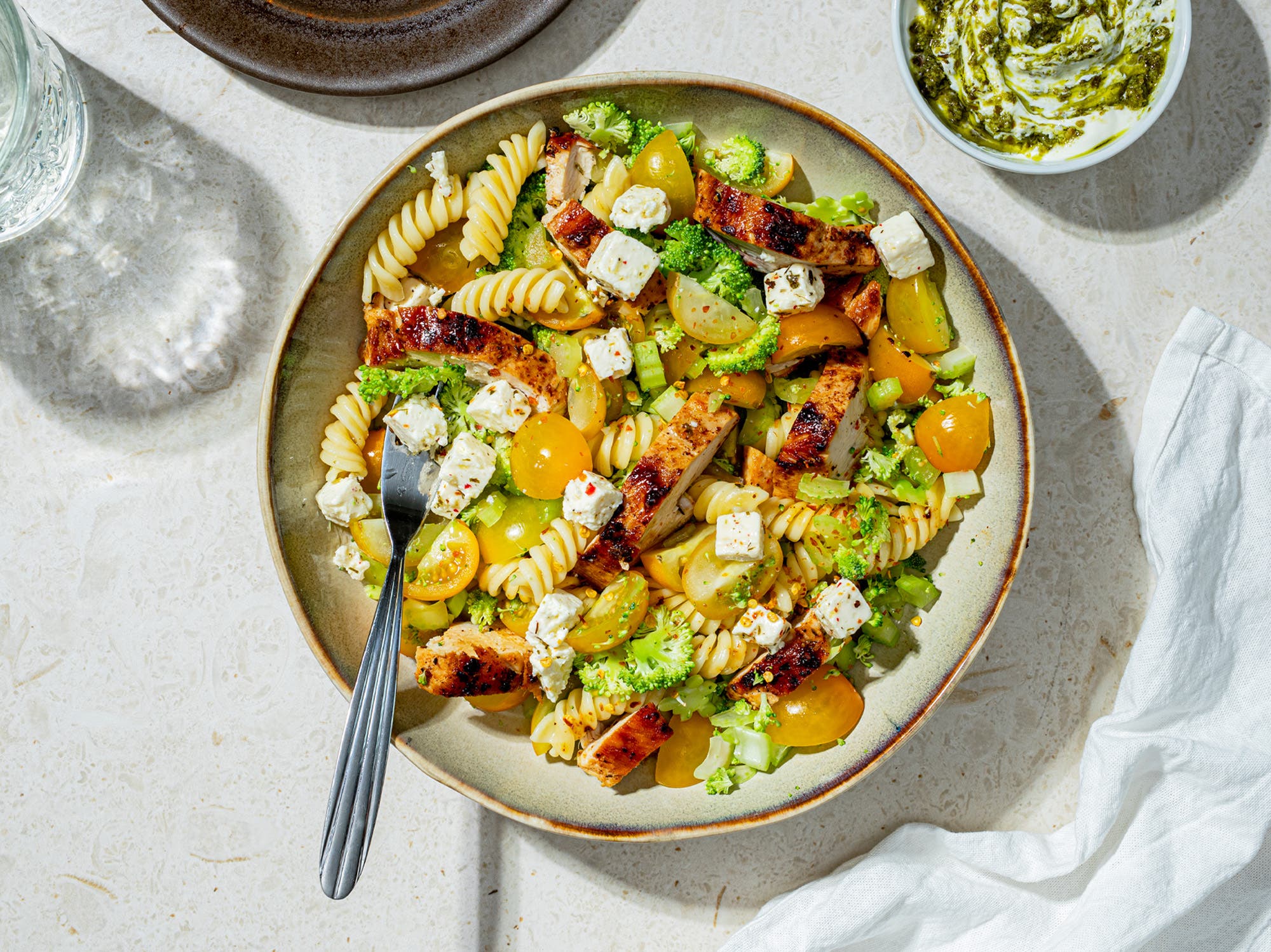 Pastasalat med kylling og pestodressing