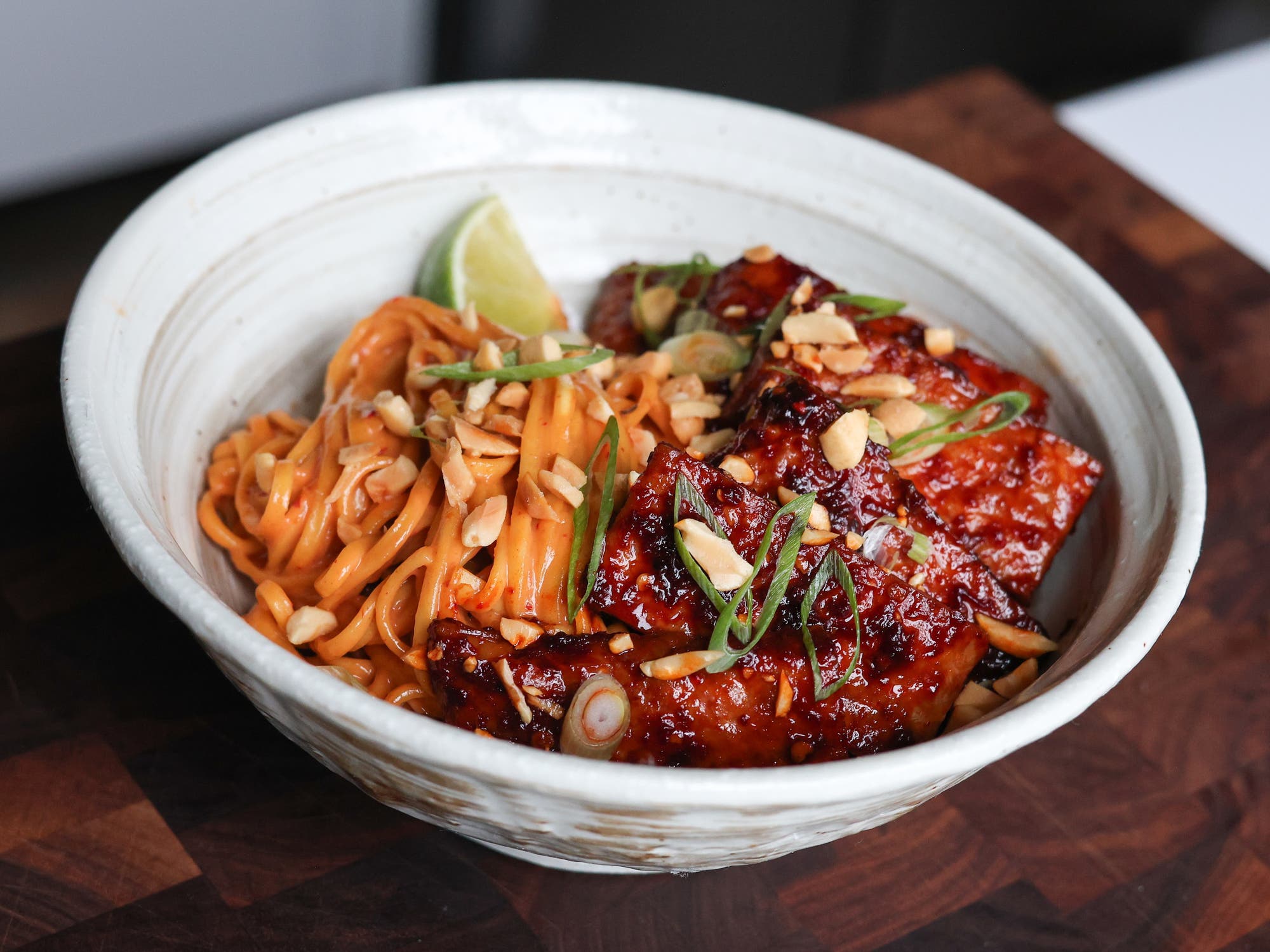 Spicy peanøttnudler med tempeh