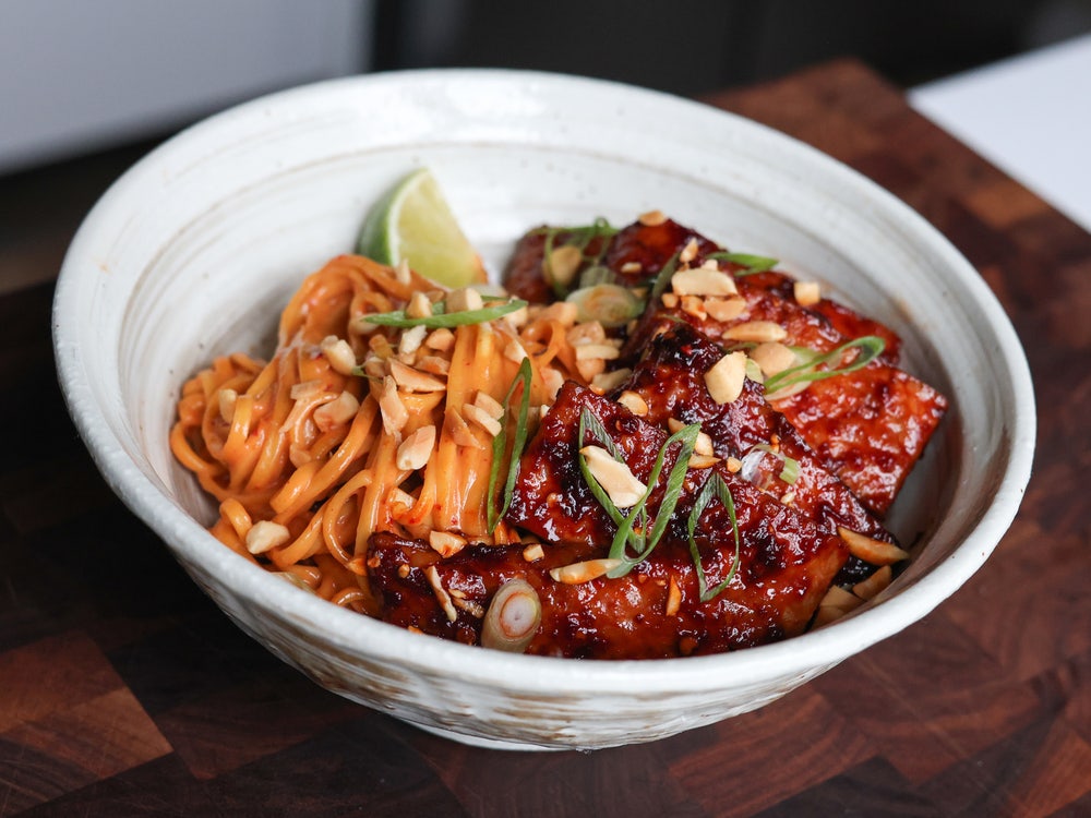 Spicy peanøttnudler med tempeh