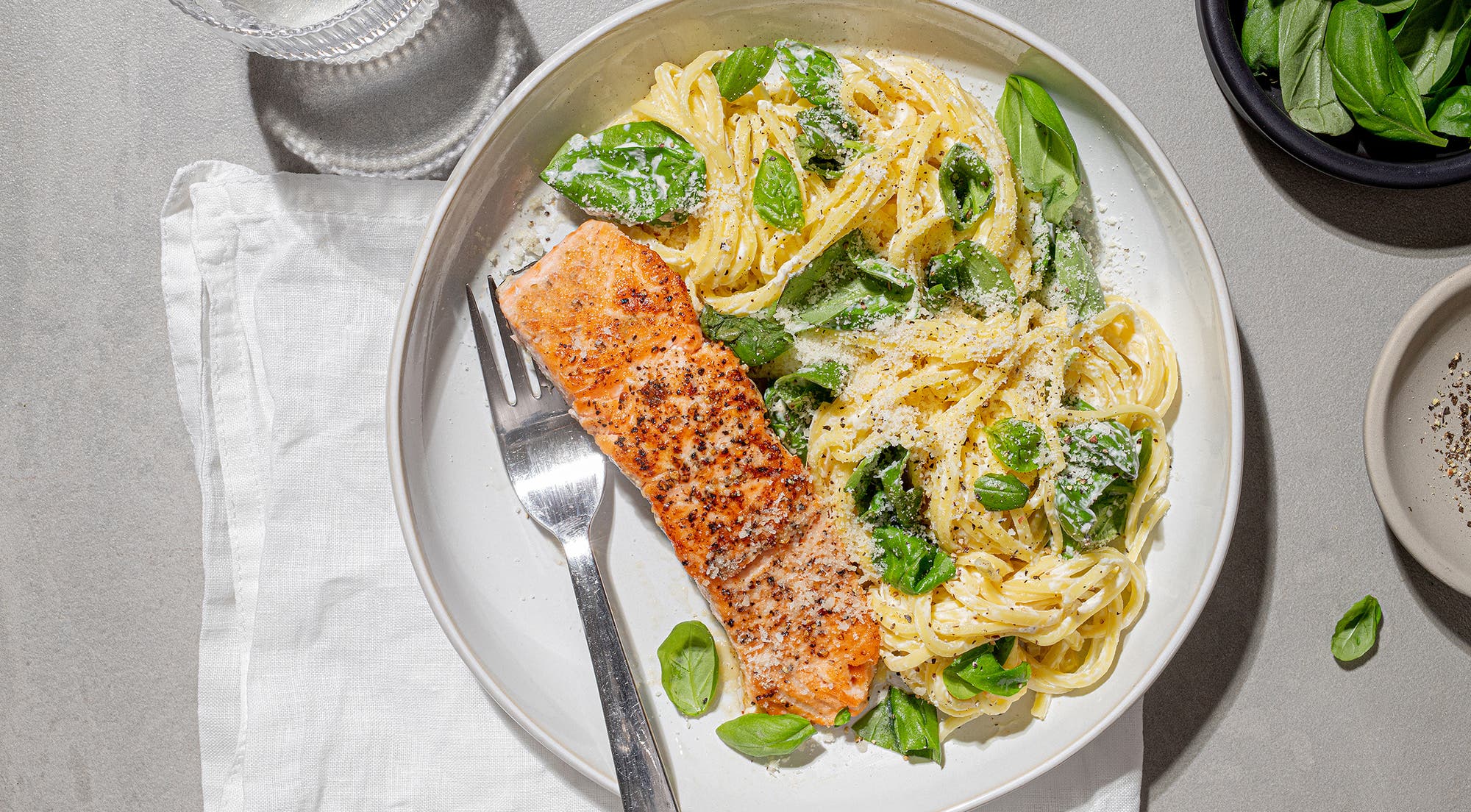 Kremet pasta med laks og basilikum
