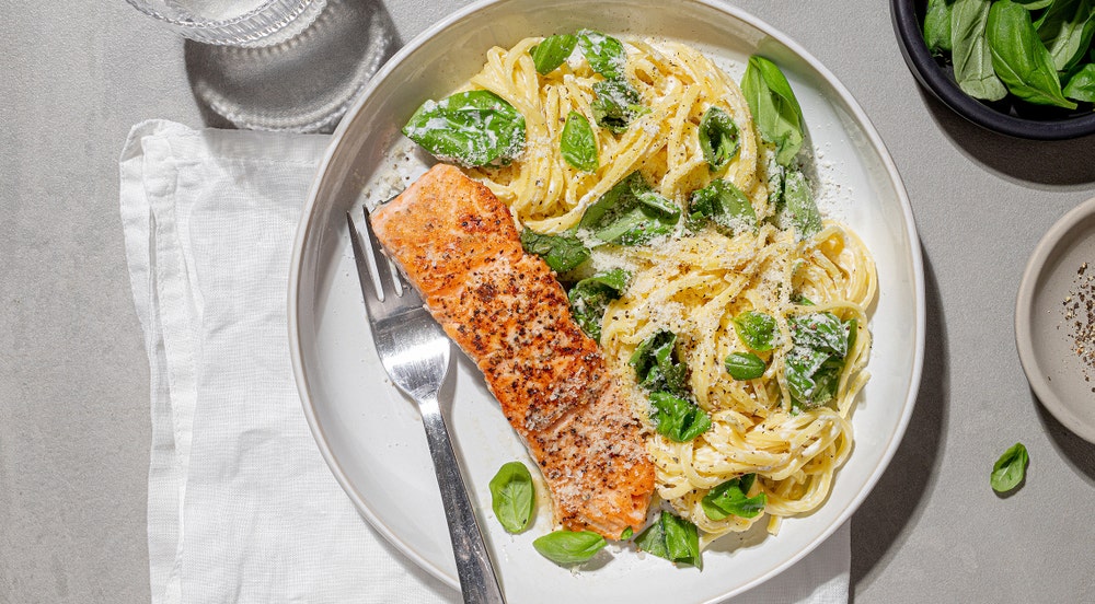 Kremet pasta med laks og basilikum
