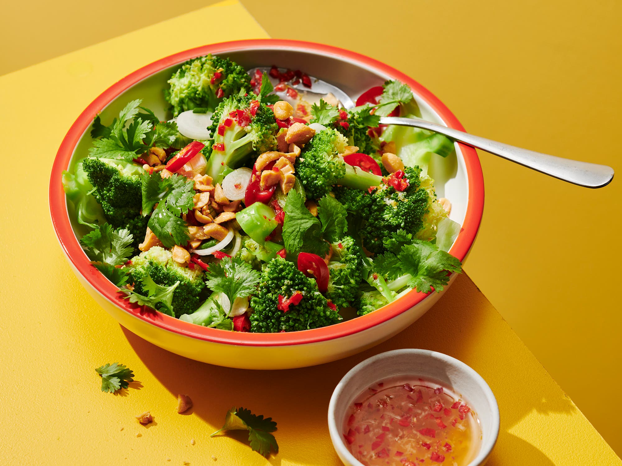 Brokkolisalat med ristede peanøtter og nuoc cham