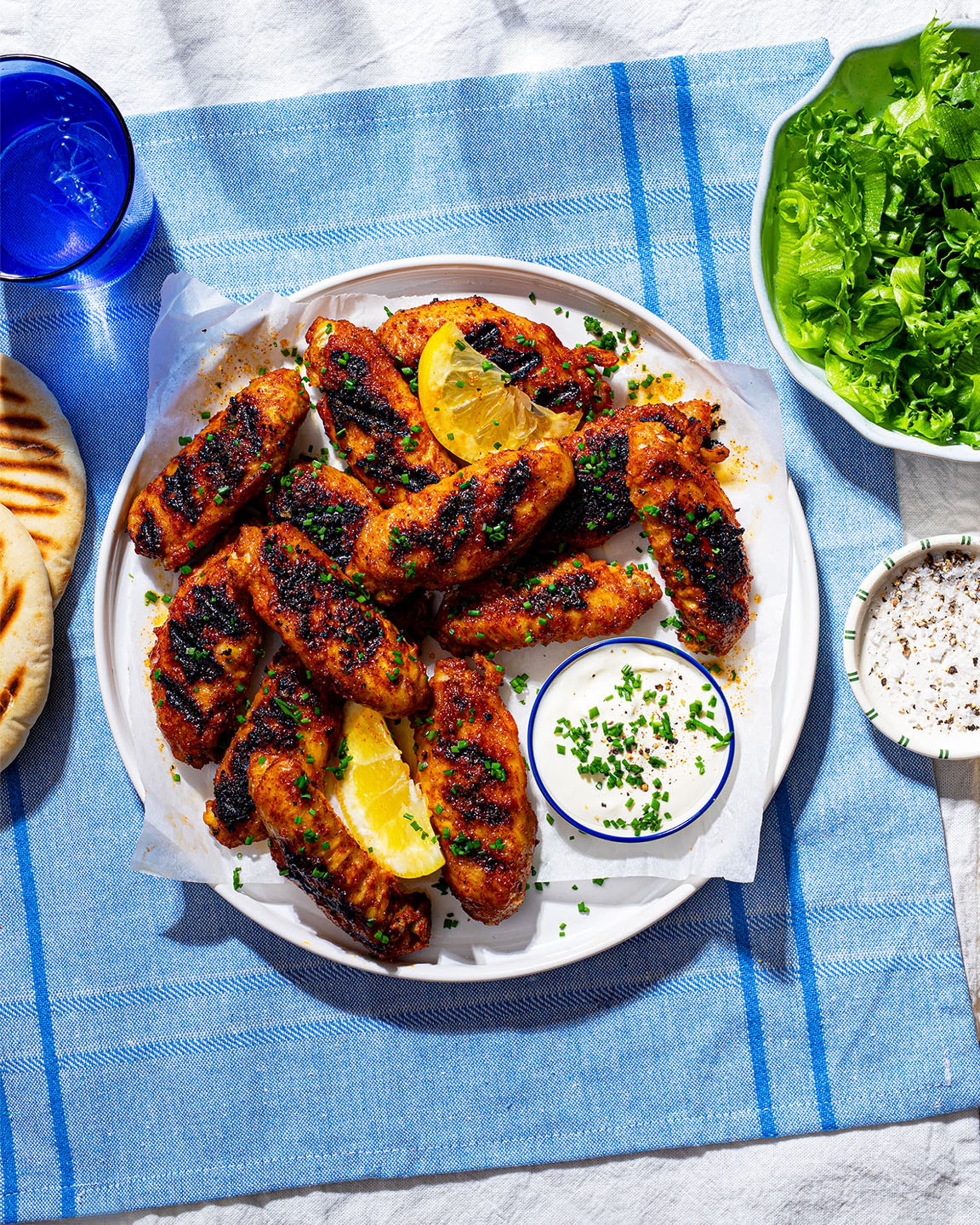 Grillede kyllingvinger med salat, rømme og pitabrød