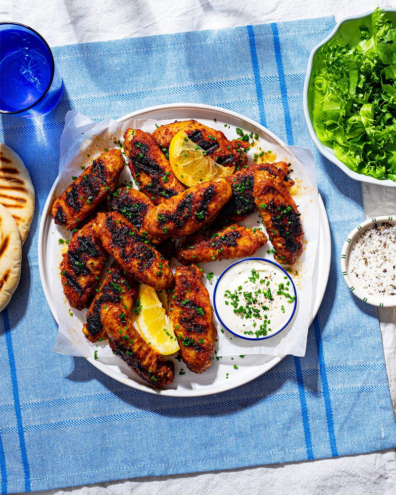Grillede kyllingvinger med salat, rømme og pitabrød