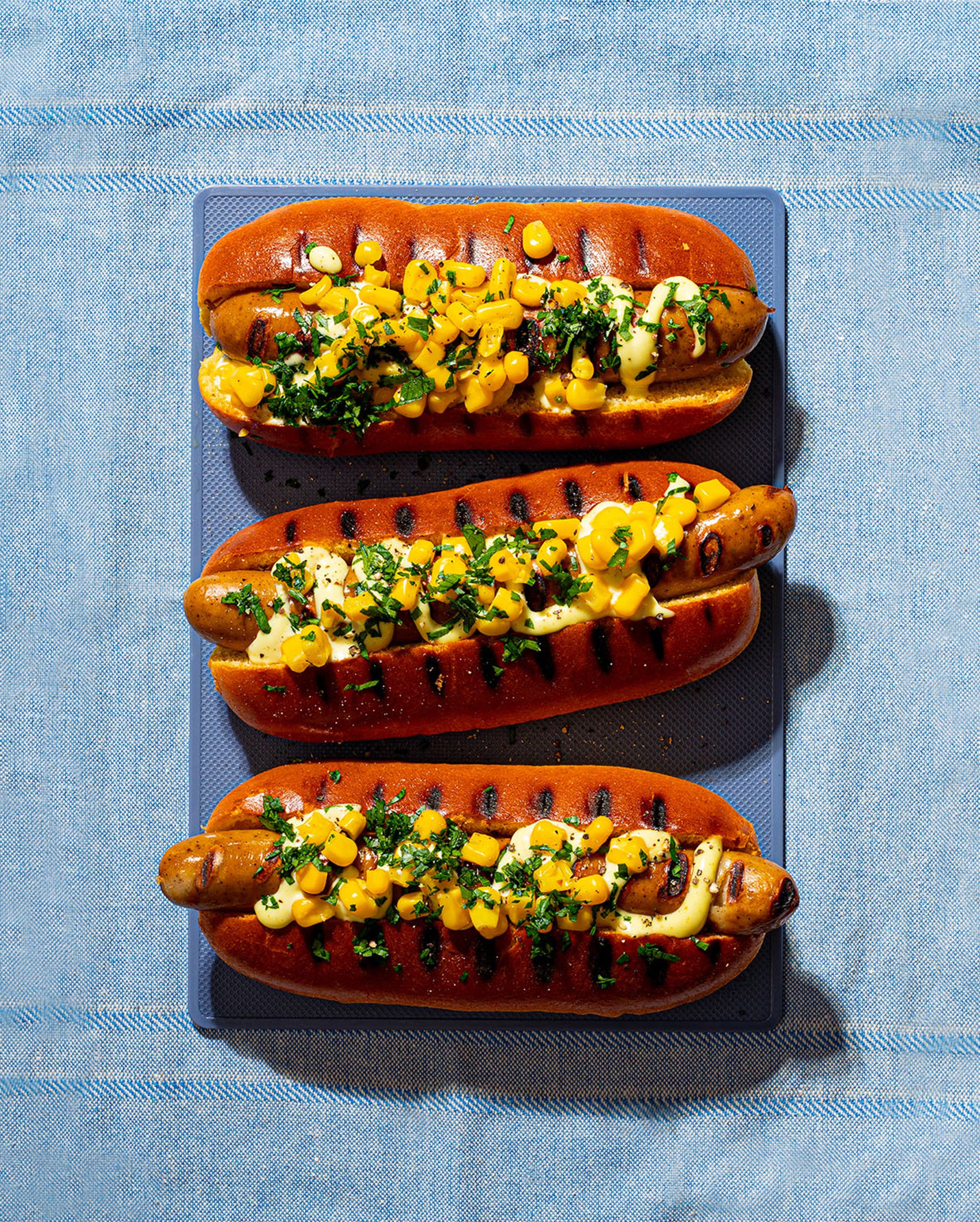 Grillet pølse med hot dog-dressing, mais og persille