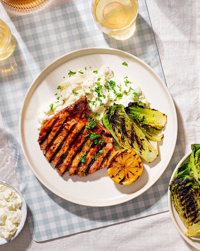 Sommerkoteletter med potetsalat og grillet hjertesalat