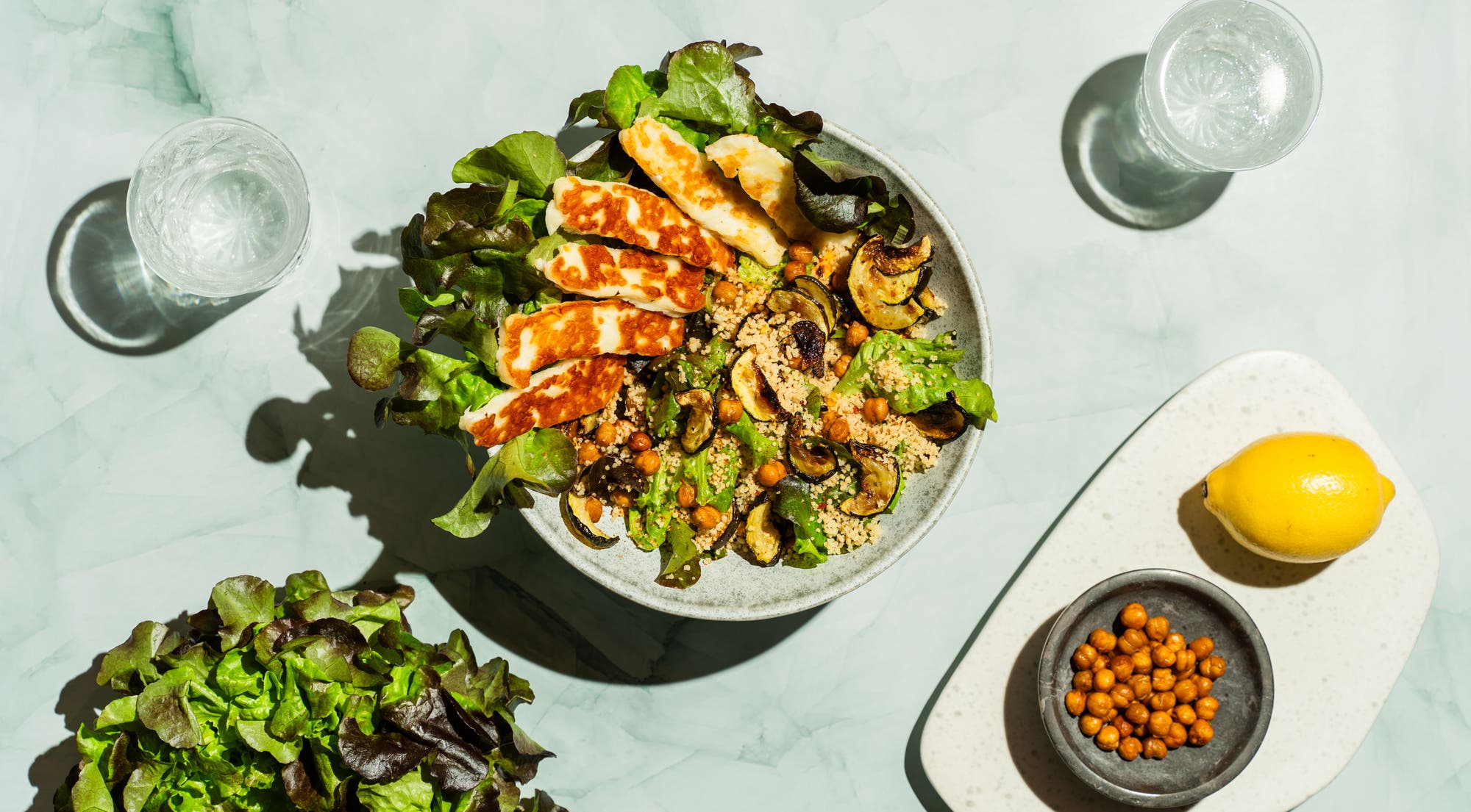 Frisk middagsbowl med halloumi og couscous