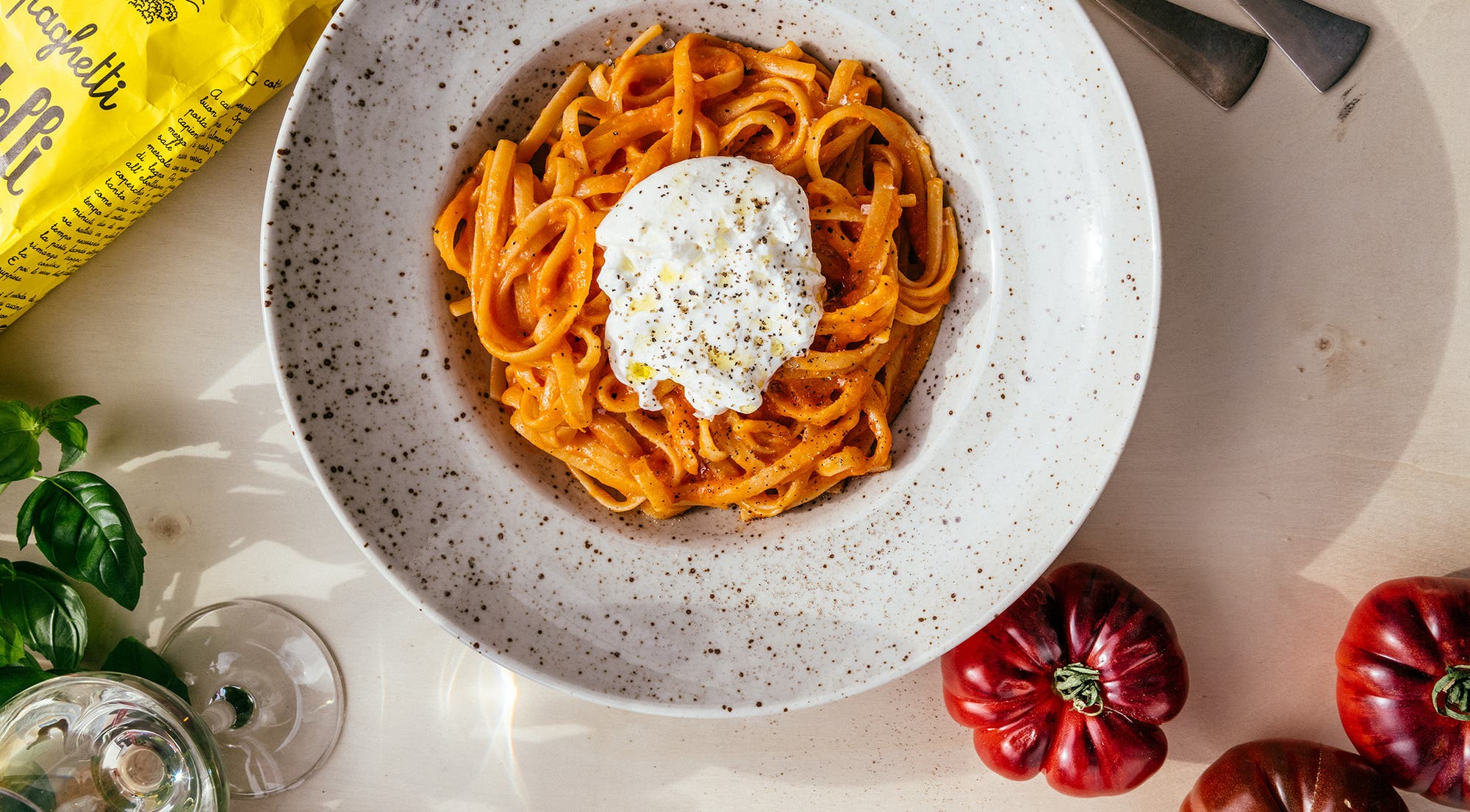 Pasta med smørtomatsaus og burrata