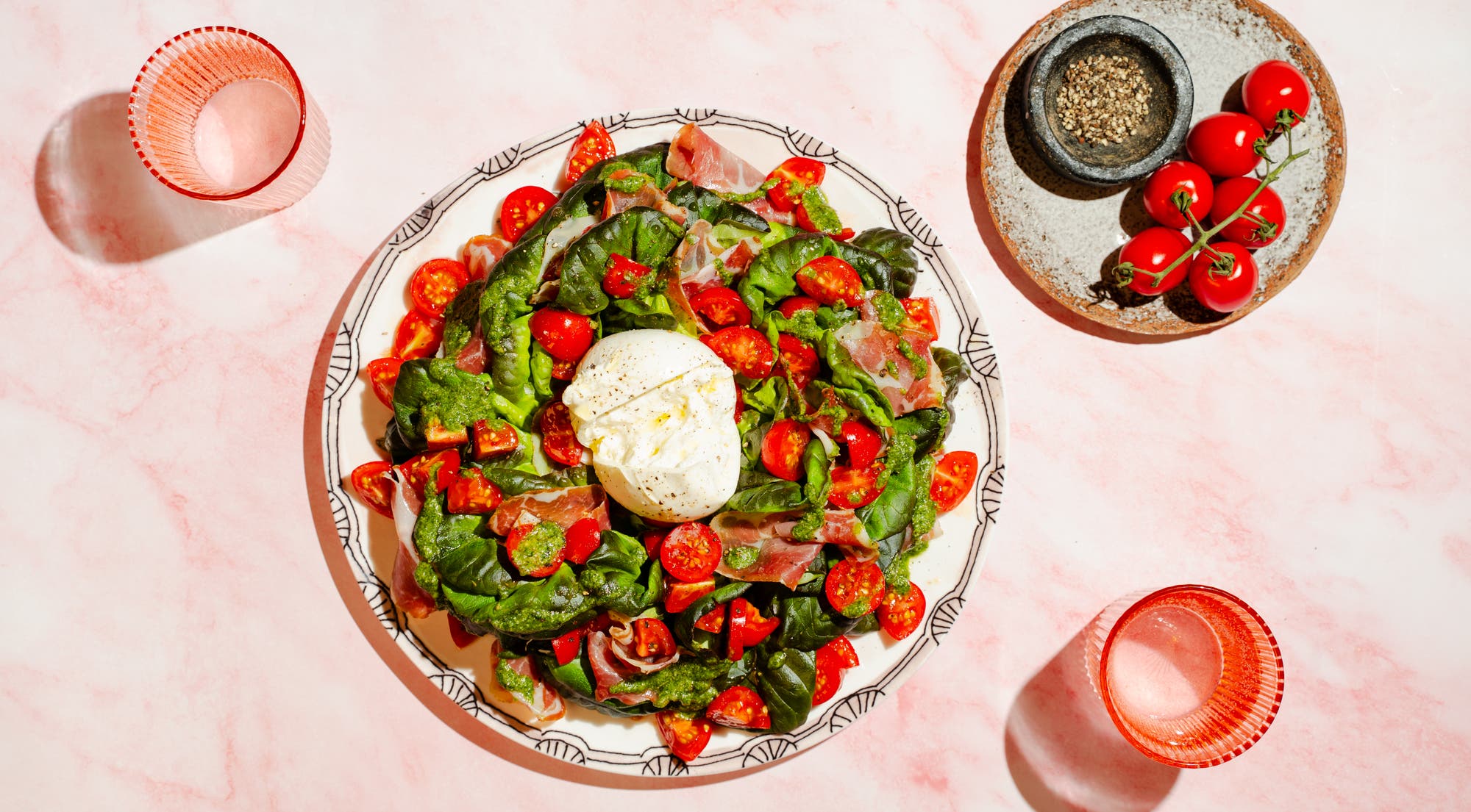 Big Butter sidesalat med tomat, mozarella og spekeskinke