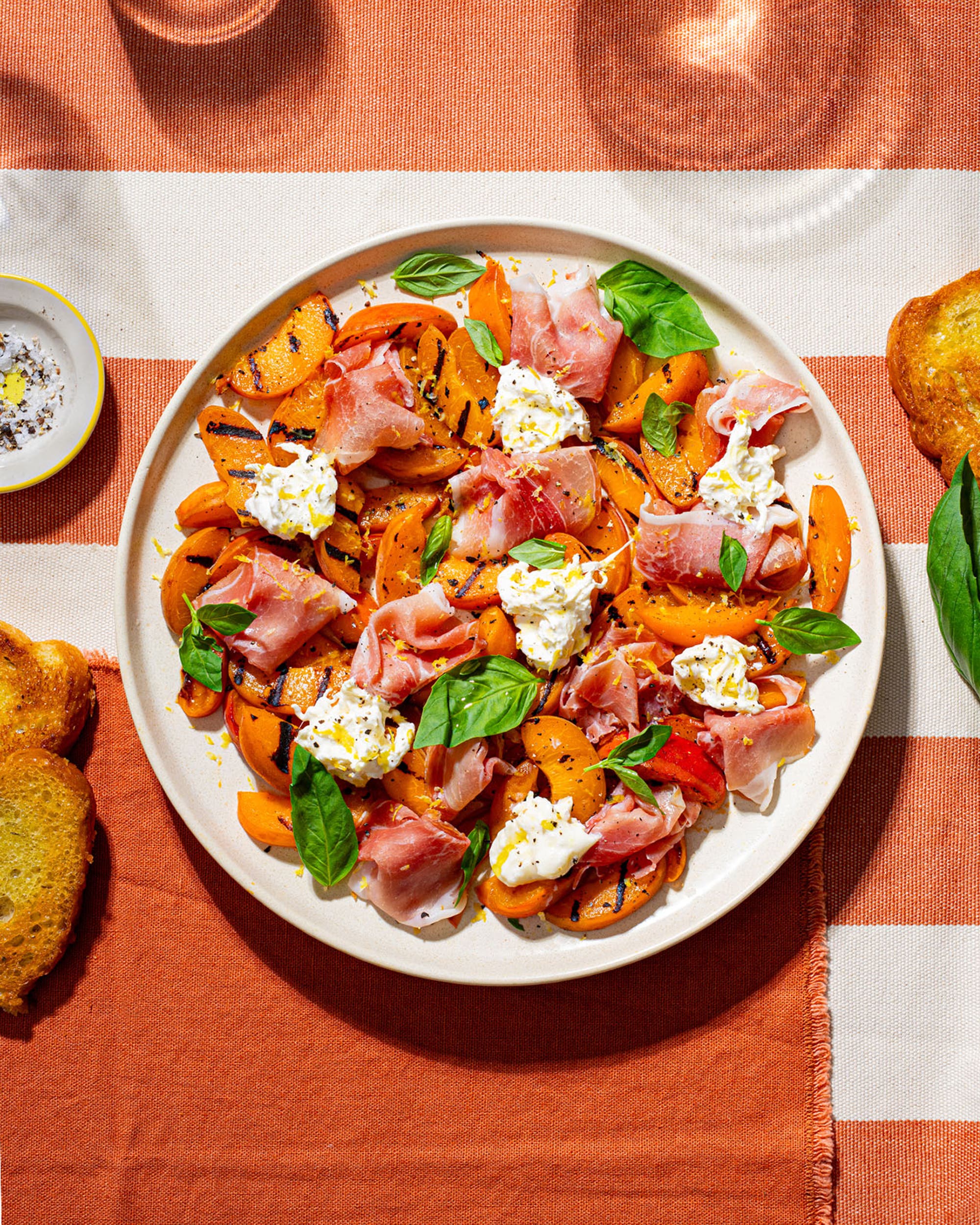 Grillet aprikos med burrata og spekeskinke