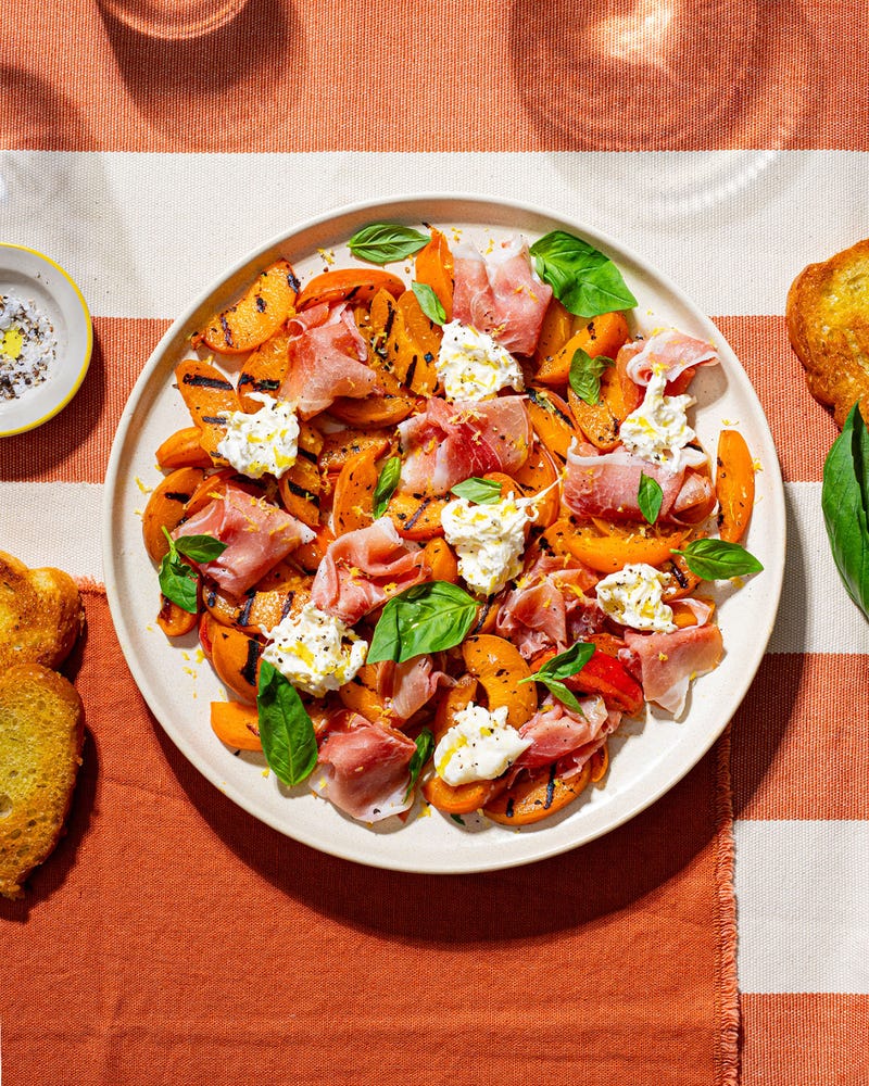 Grillet fersken med burrata og spekeskinke