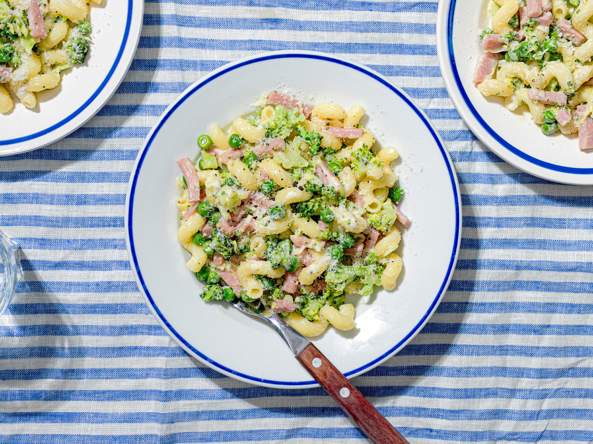 Kremet pastasalat med skinke, brokkoli og erter