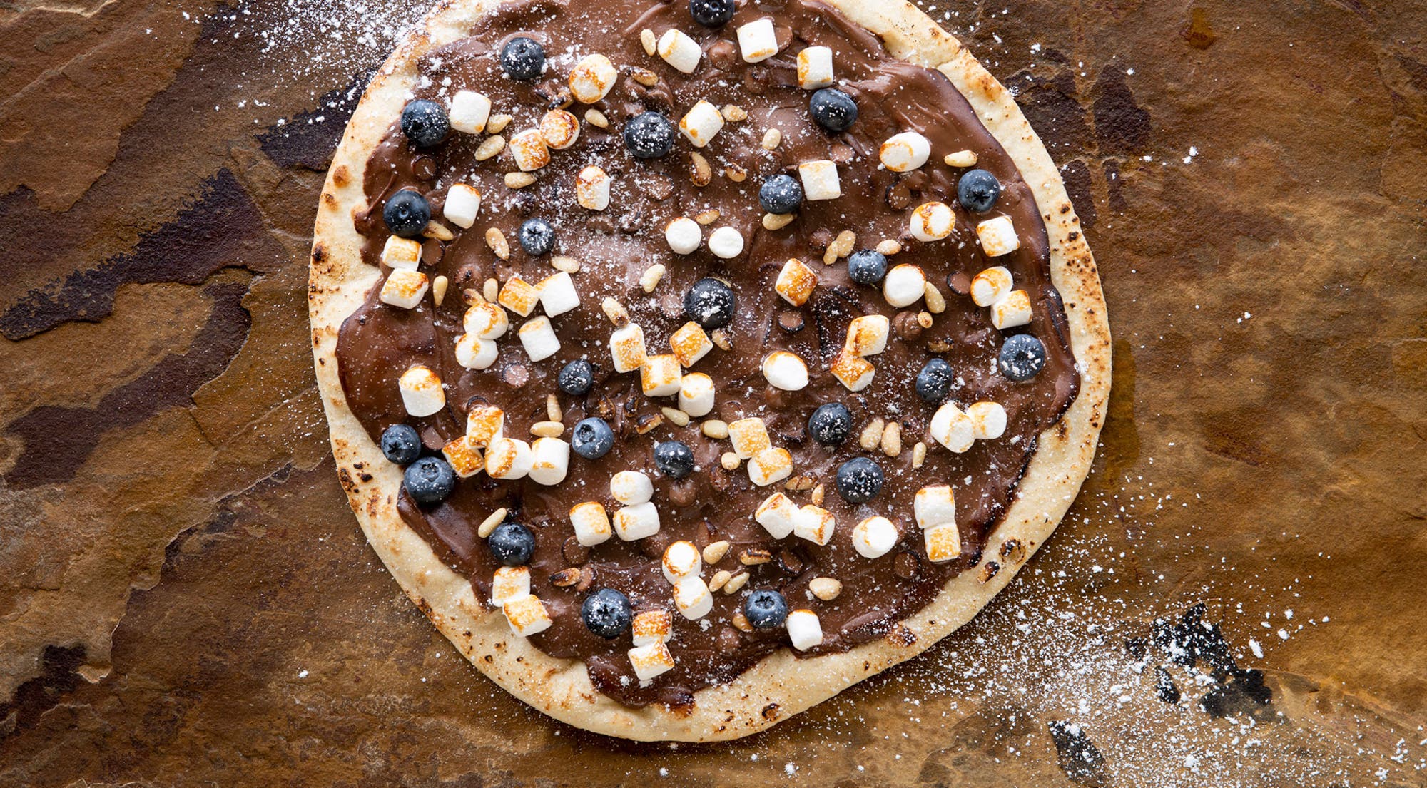 Dessertpizza med sjokolade og marshmallows