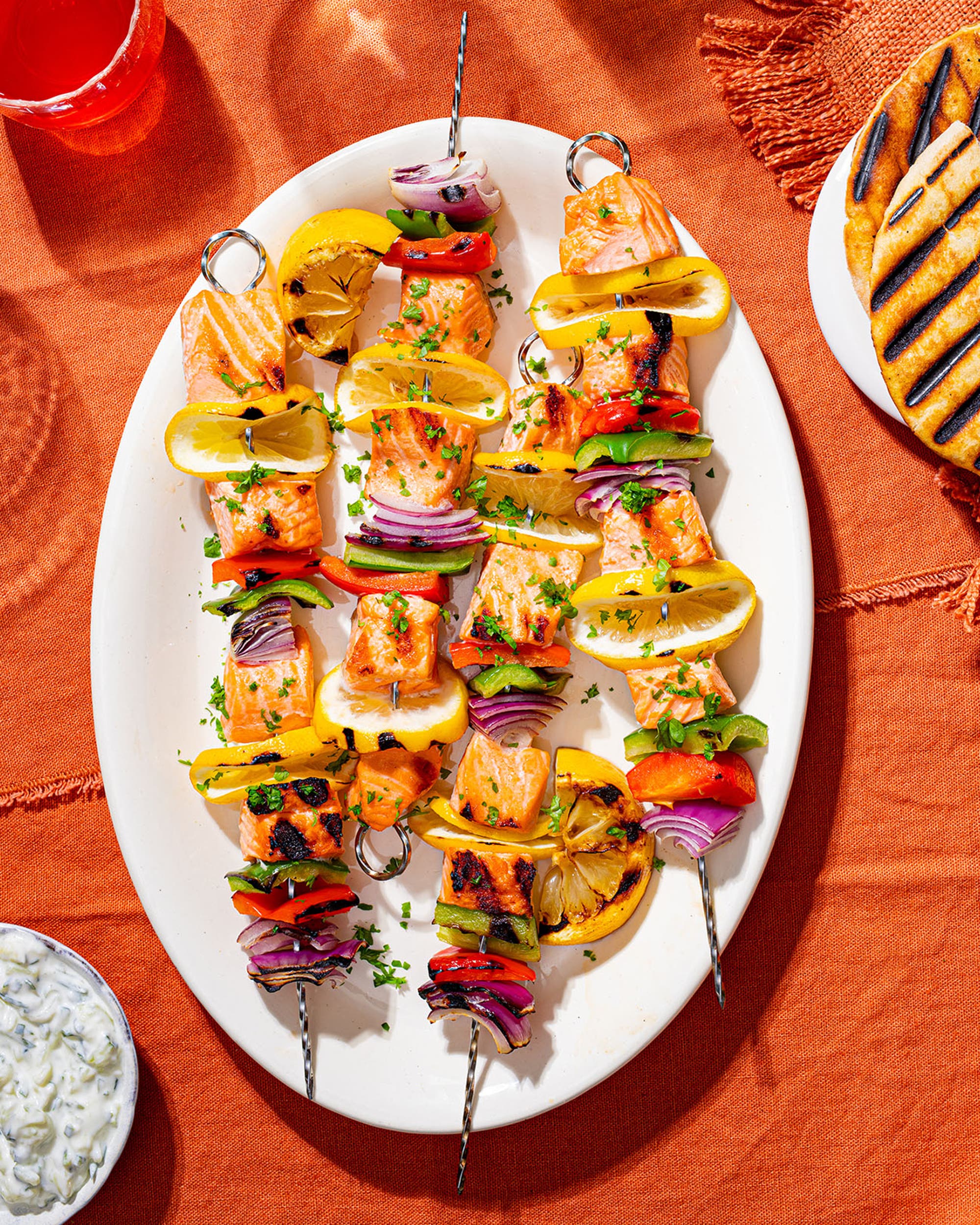 Grillede laksespyd med grønnsaker, pitabrød og tzatziki
