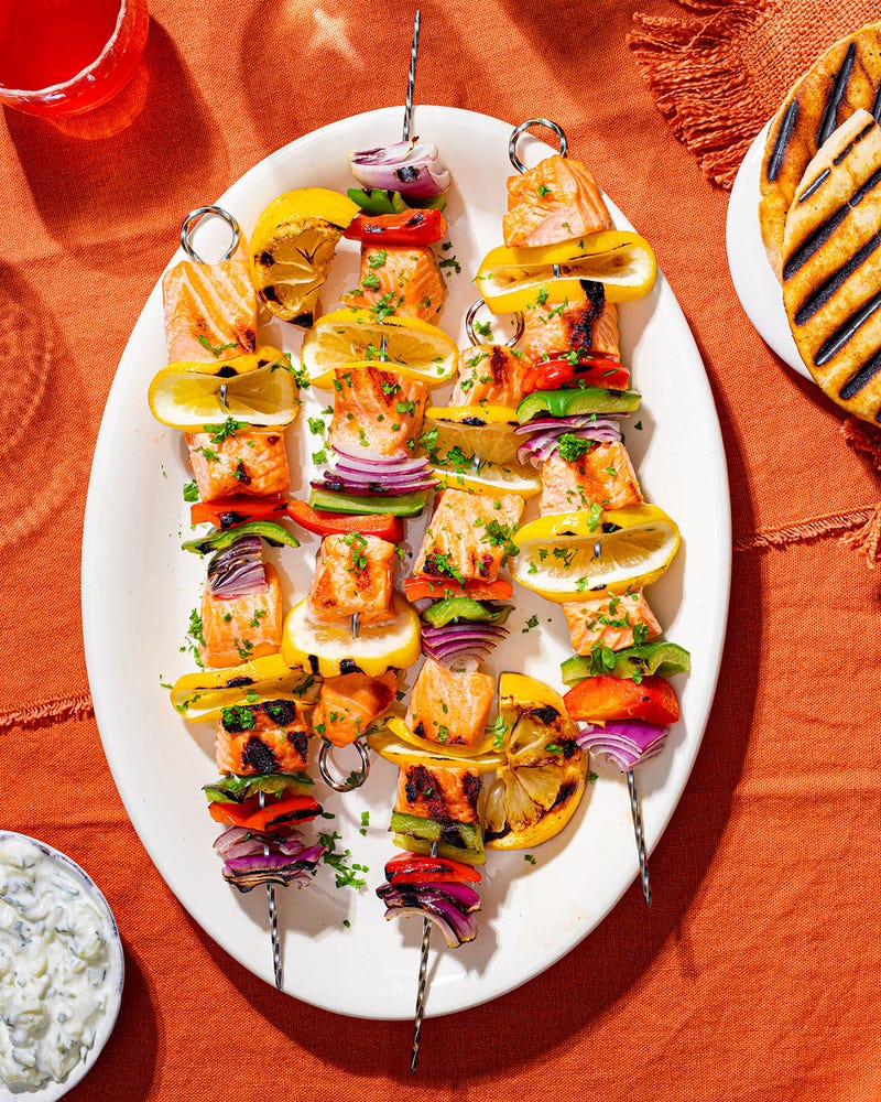 Grillede laksespyd med grønnsaker, pitabrød og tzatziki