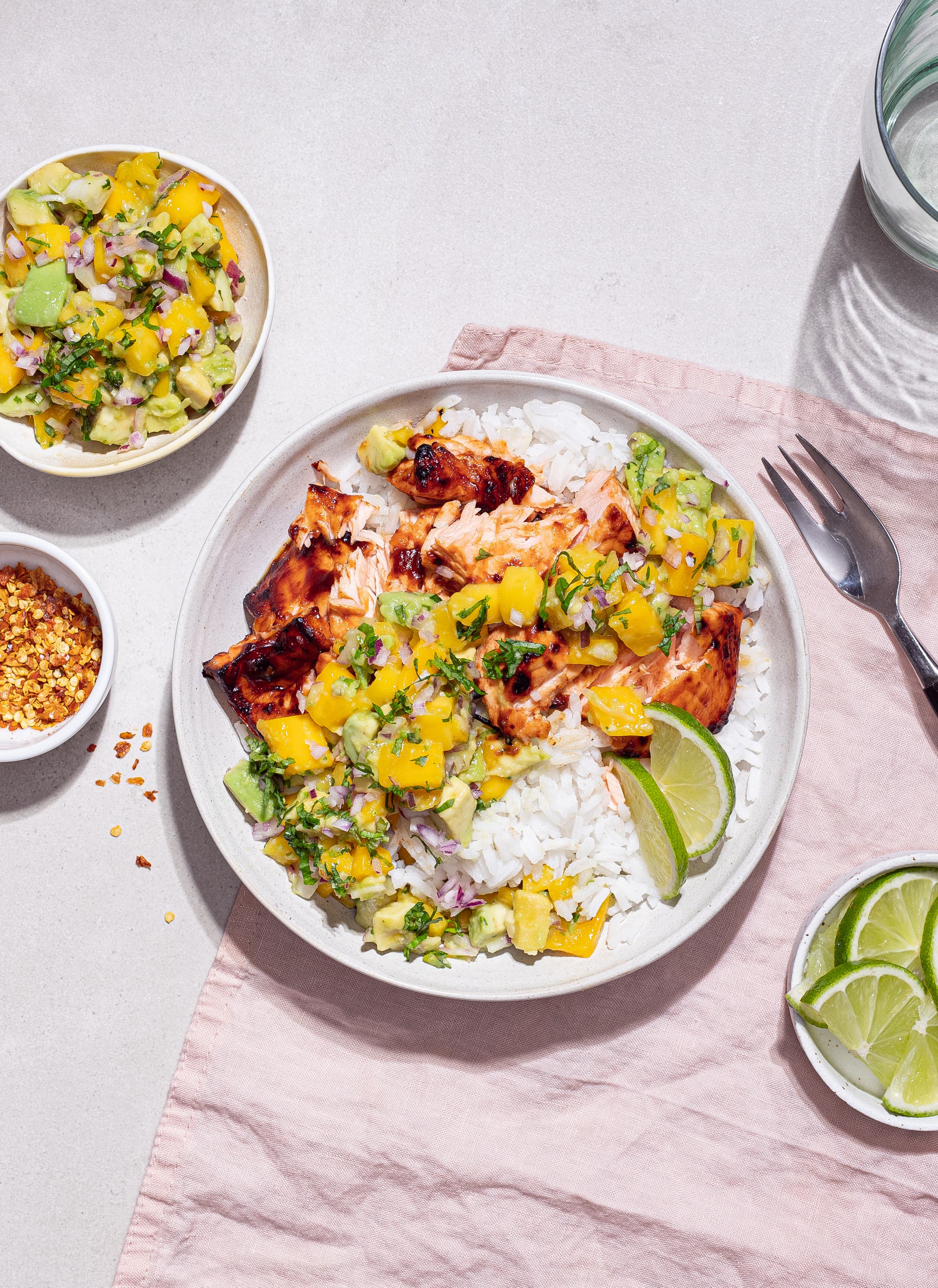 BBQ-laks med mango- og avokadosalsa