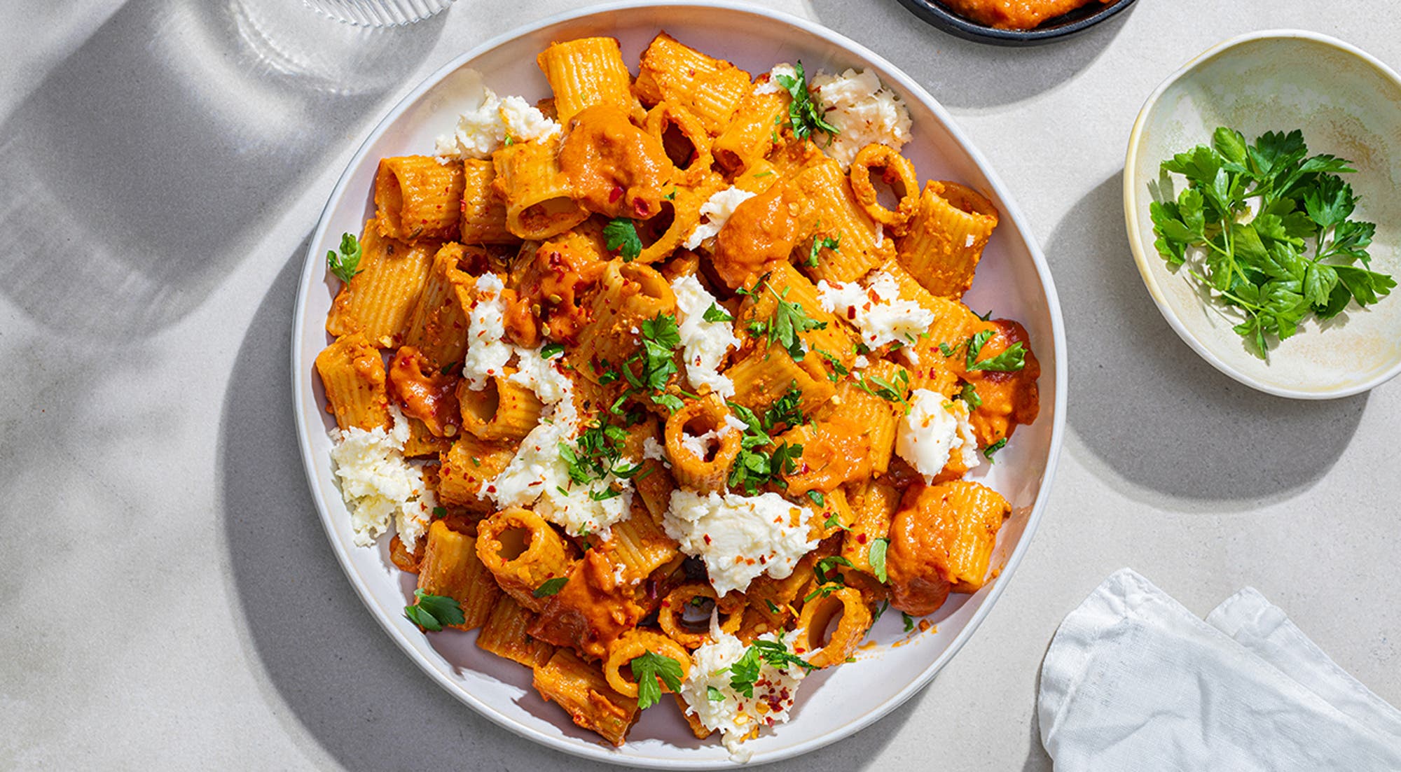 Rask pasta med rød pesto og mozzarella