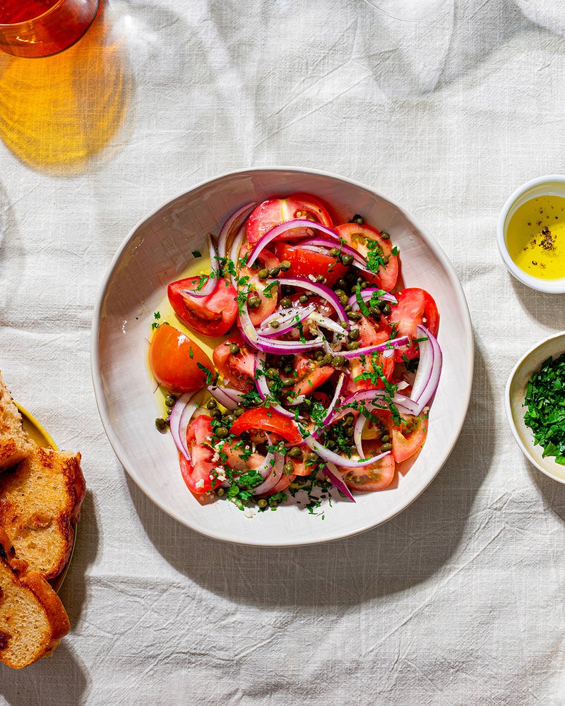Tomatsalat med rødløk og kapers