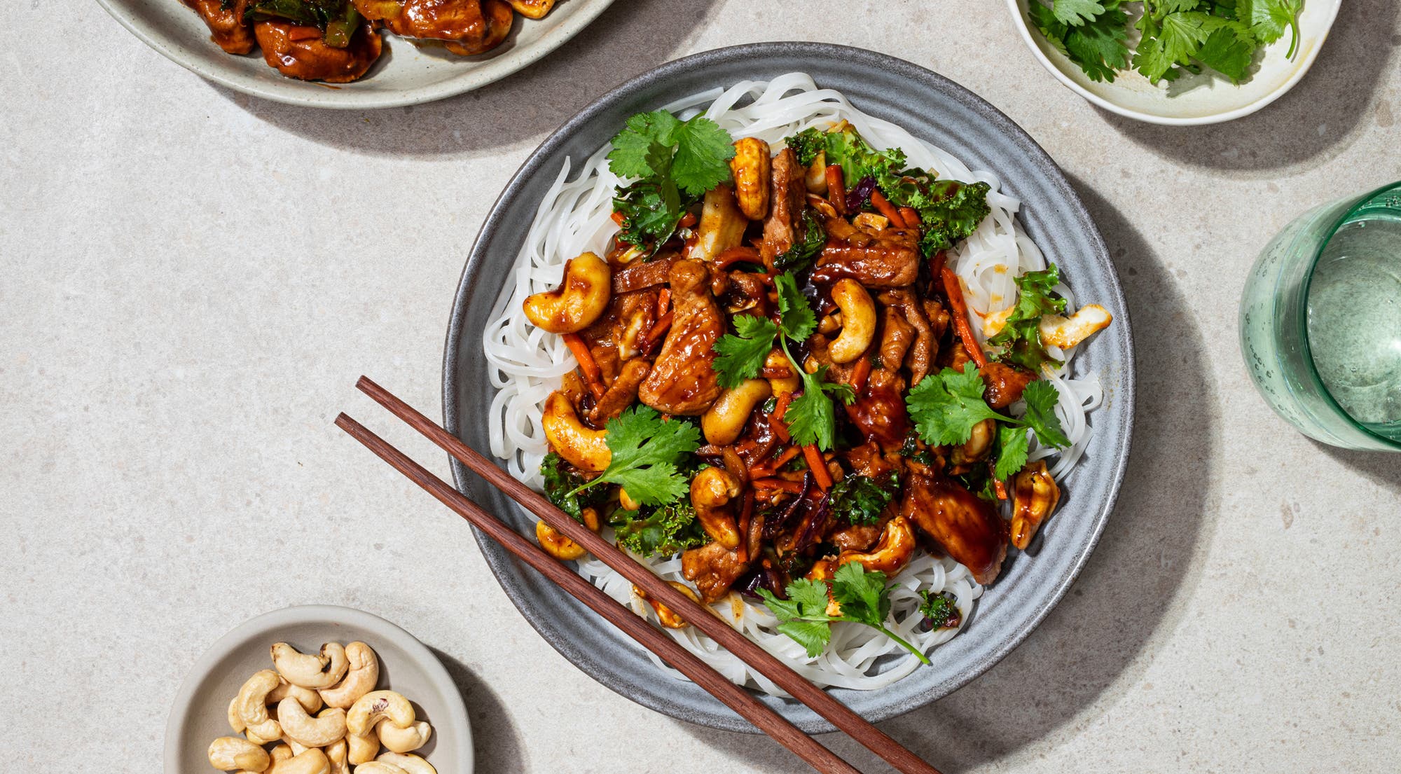 Rask wok med svin og risnudler