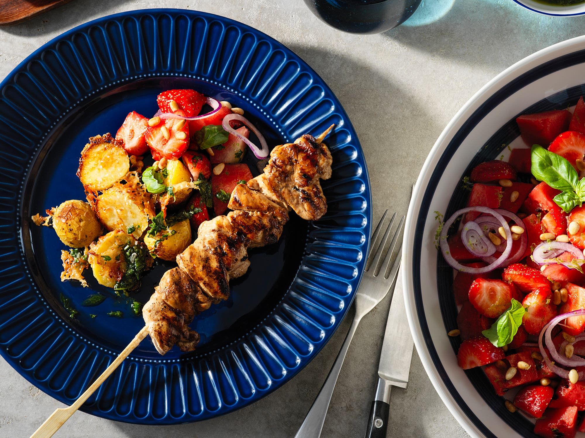 Grillede kyllingspyd med parmesanpoteter og melon- og jordbærsalat